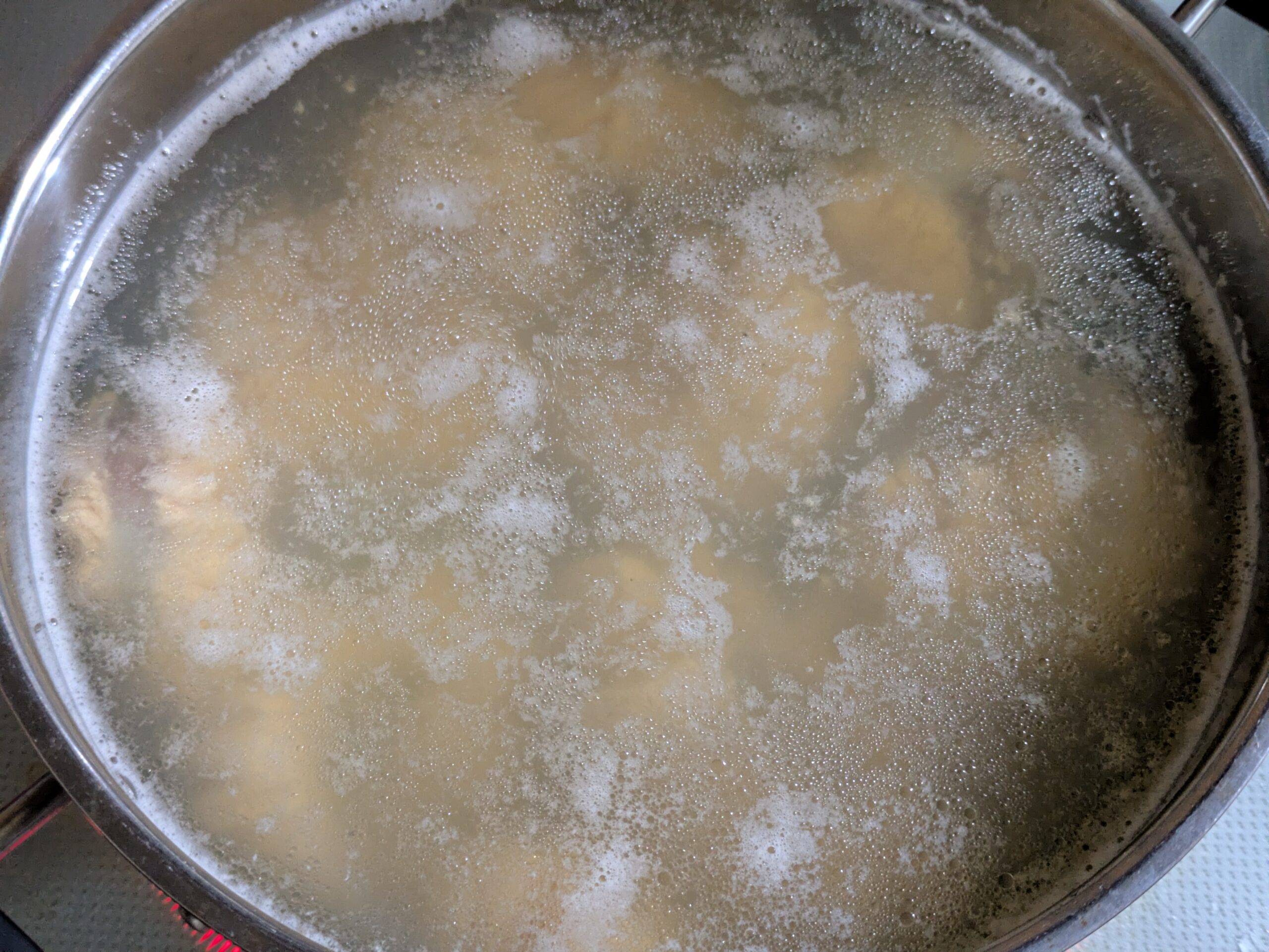 酒と生姜を入れた湯でマグロの卵を茹でている様子