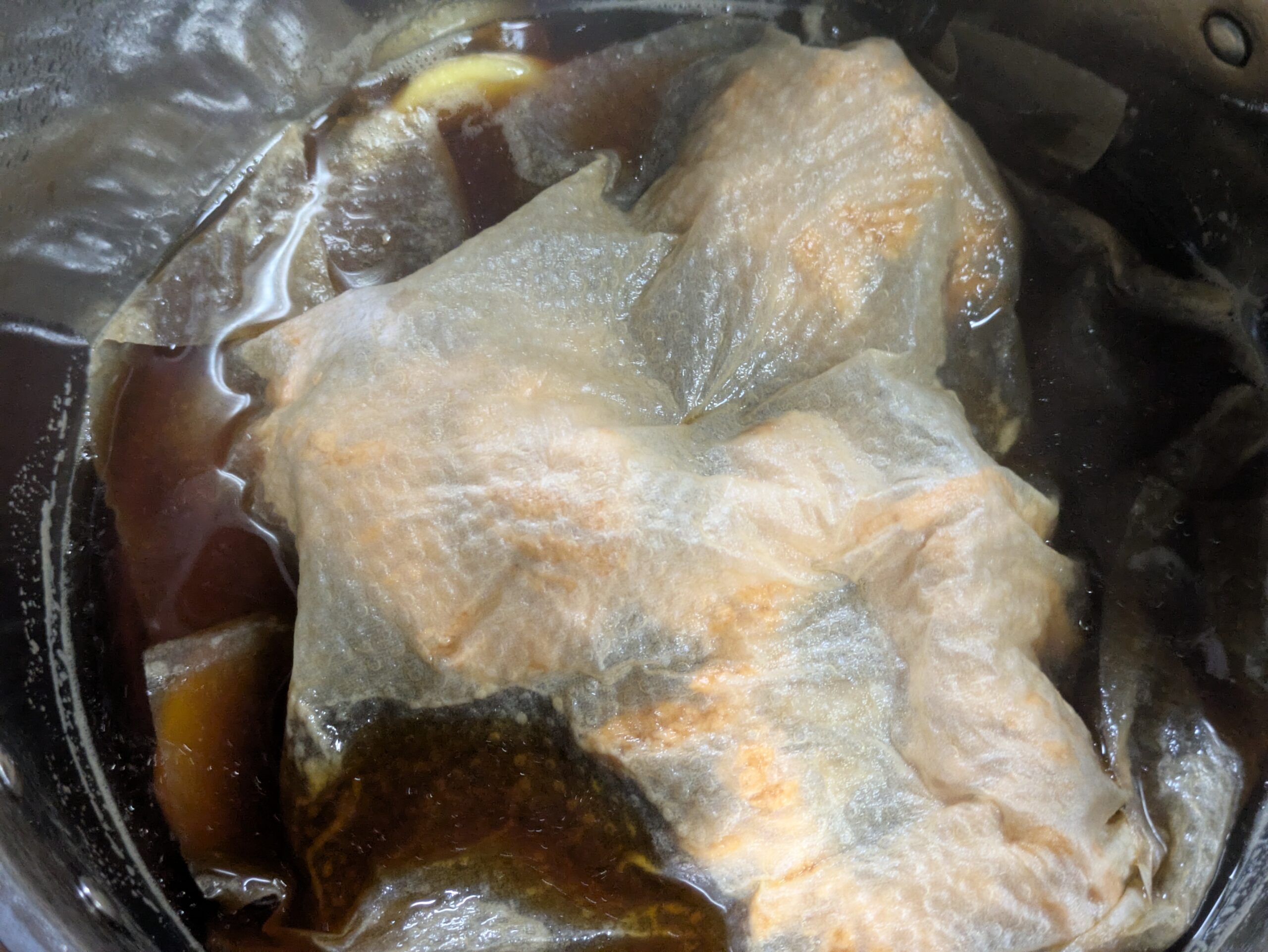 煮汁でマグロの卵を煮付けているところ