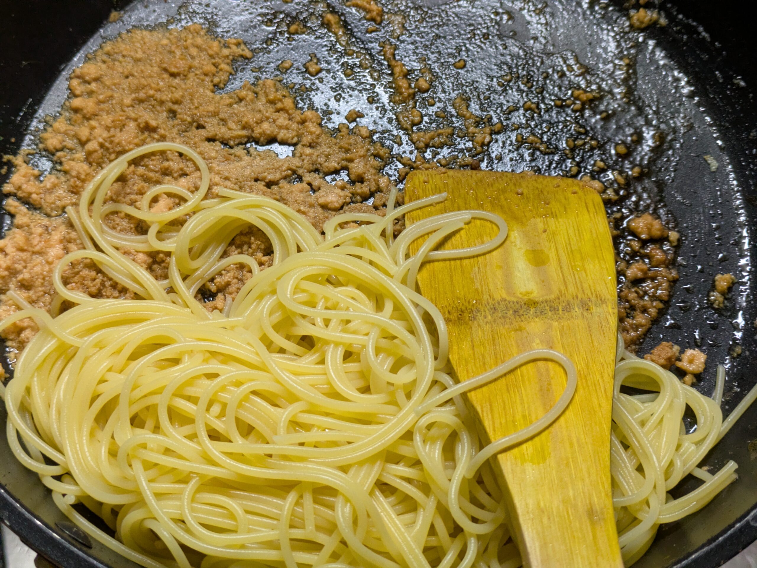 マグロの卵ソースに茹でたパスタを加えた様子