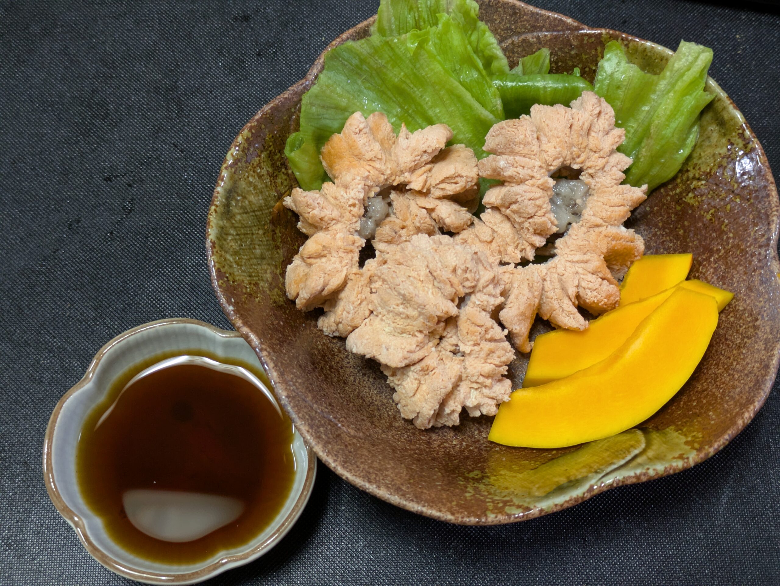 茹でたマグロの卵をポン酢で食べる様子