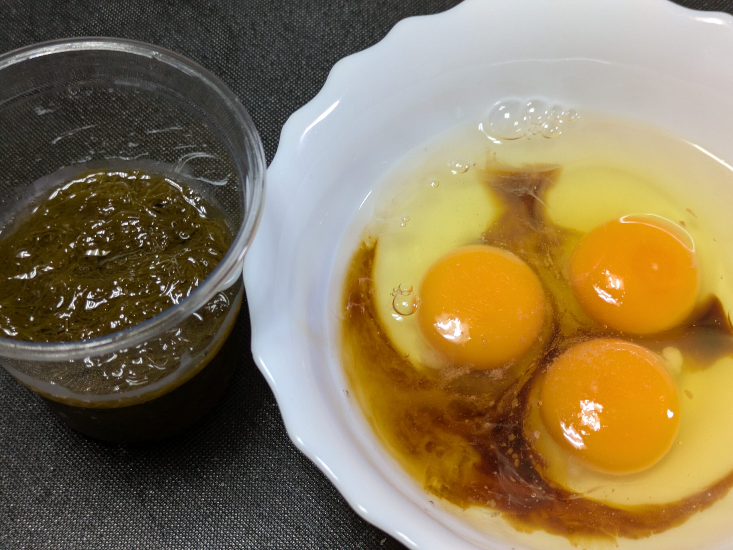 もずくと卵3個でだし巻き卵を作る