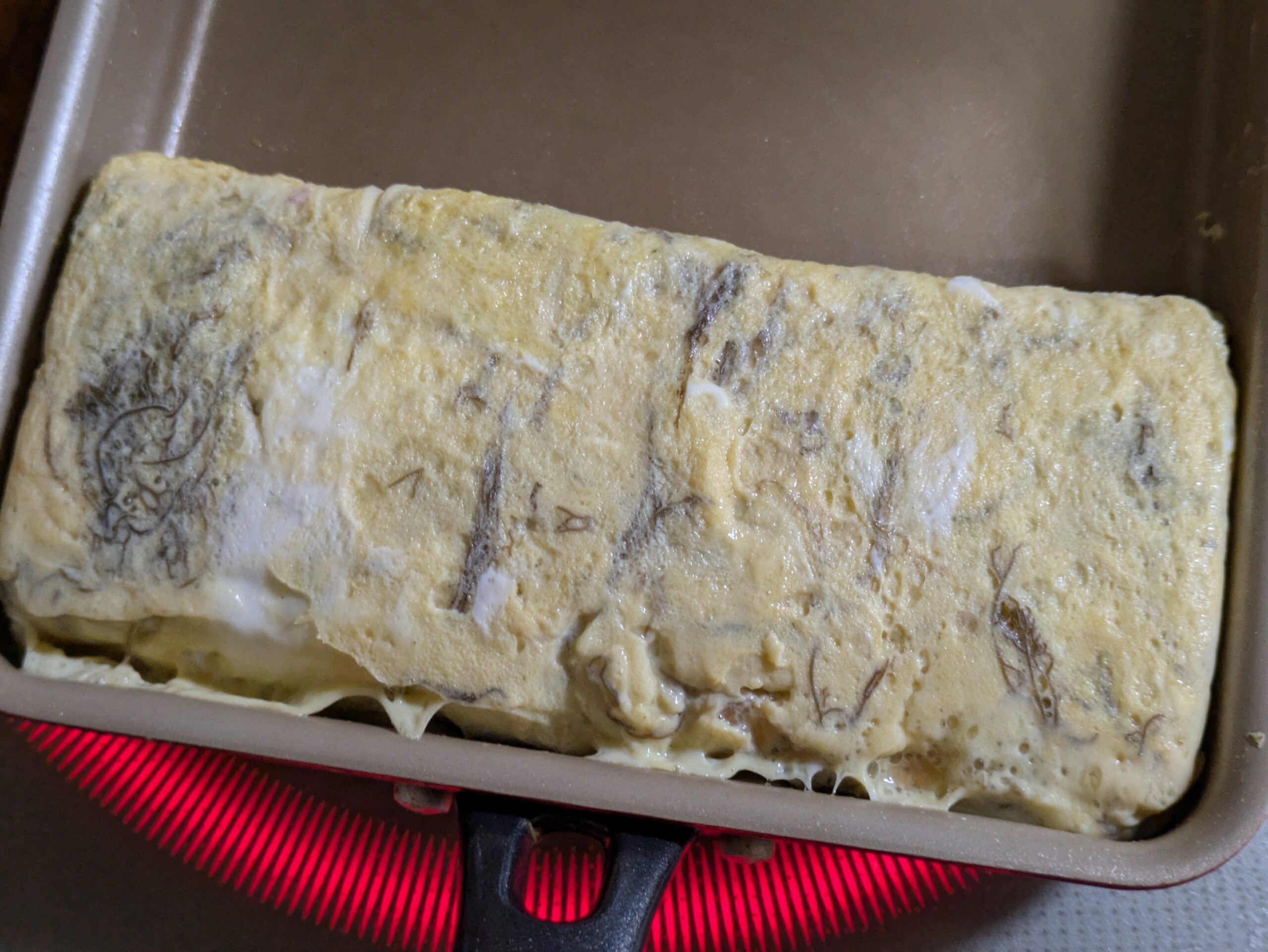 焼き上がったもずく入りだし巻き卵