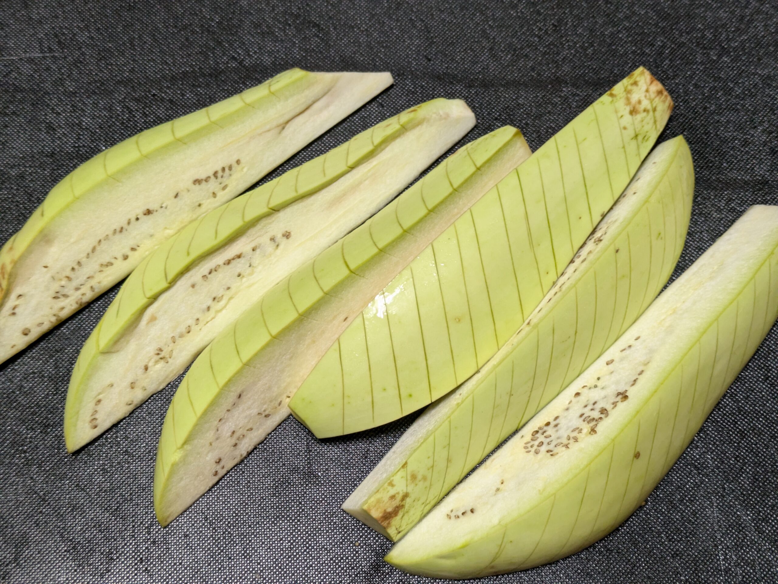 皮付きの緑ナスを6等分に切った様子