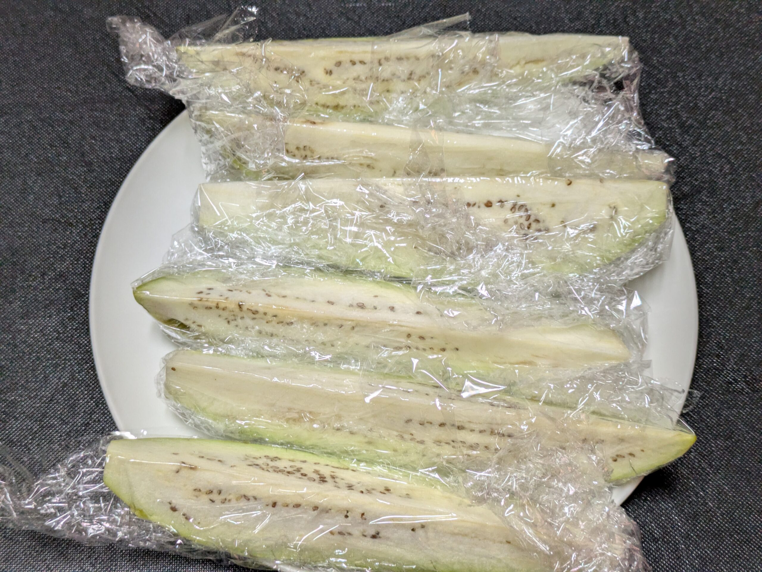 カットした緑ナスをラップで包んだ様子