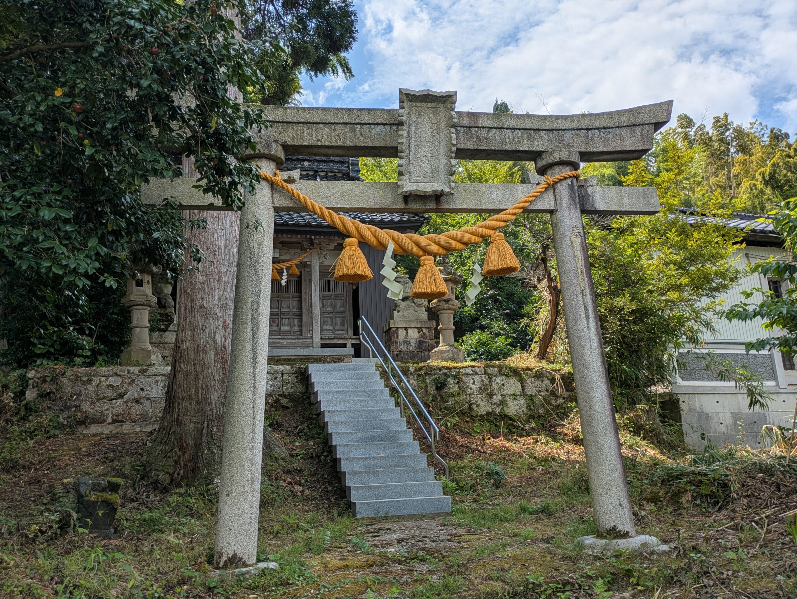 金沢市平栗町にある八幡神社の鳥居と拝殿