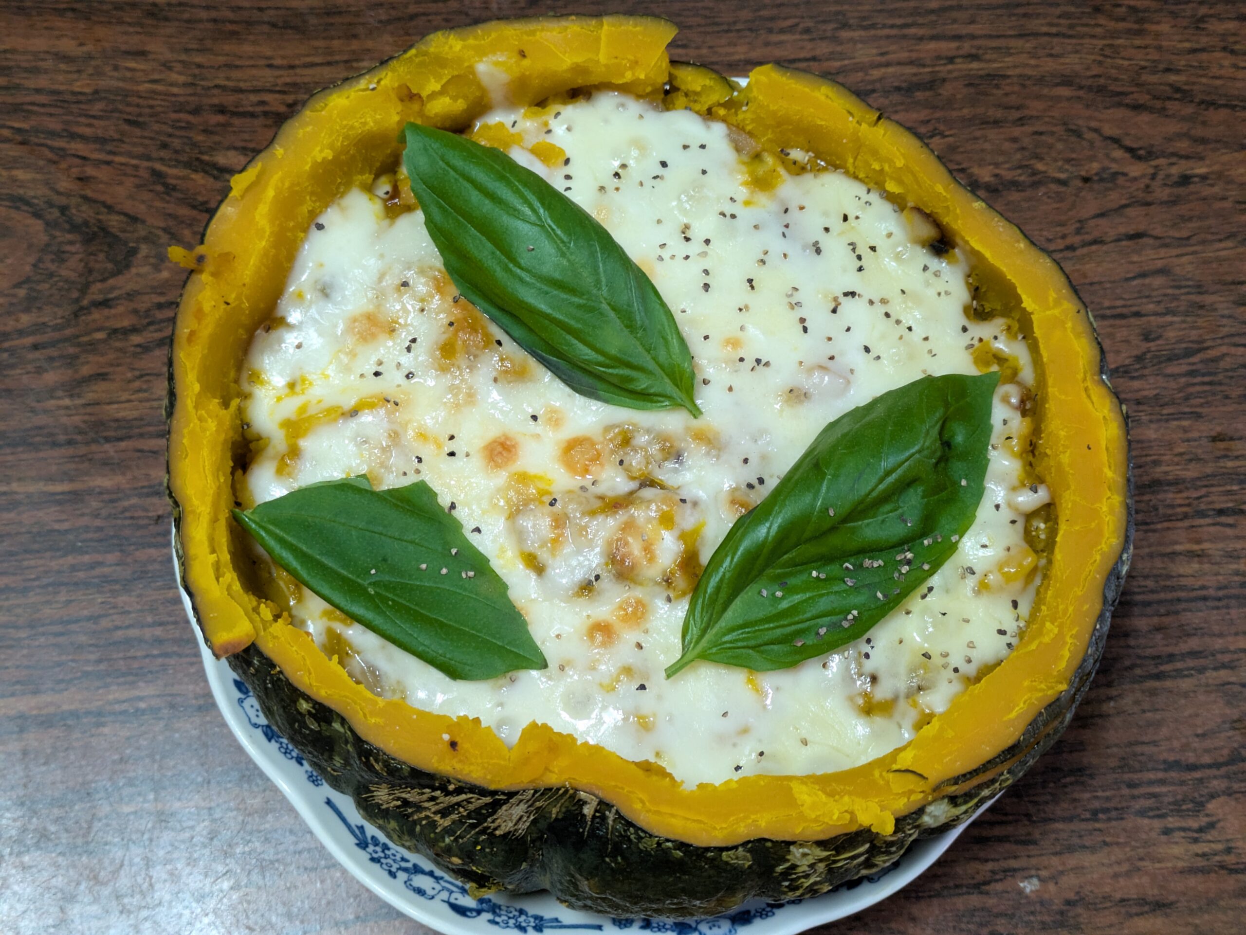 粉ふきかぼちゃを器にしてベーコンと椎茸とチーズを詰めたグラタン風料理