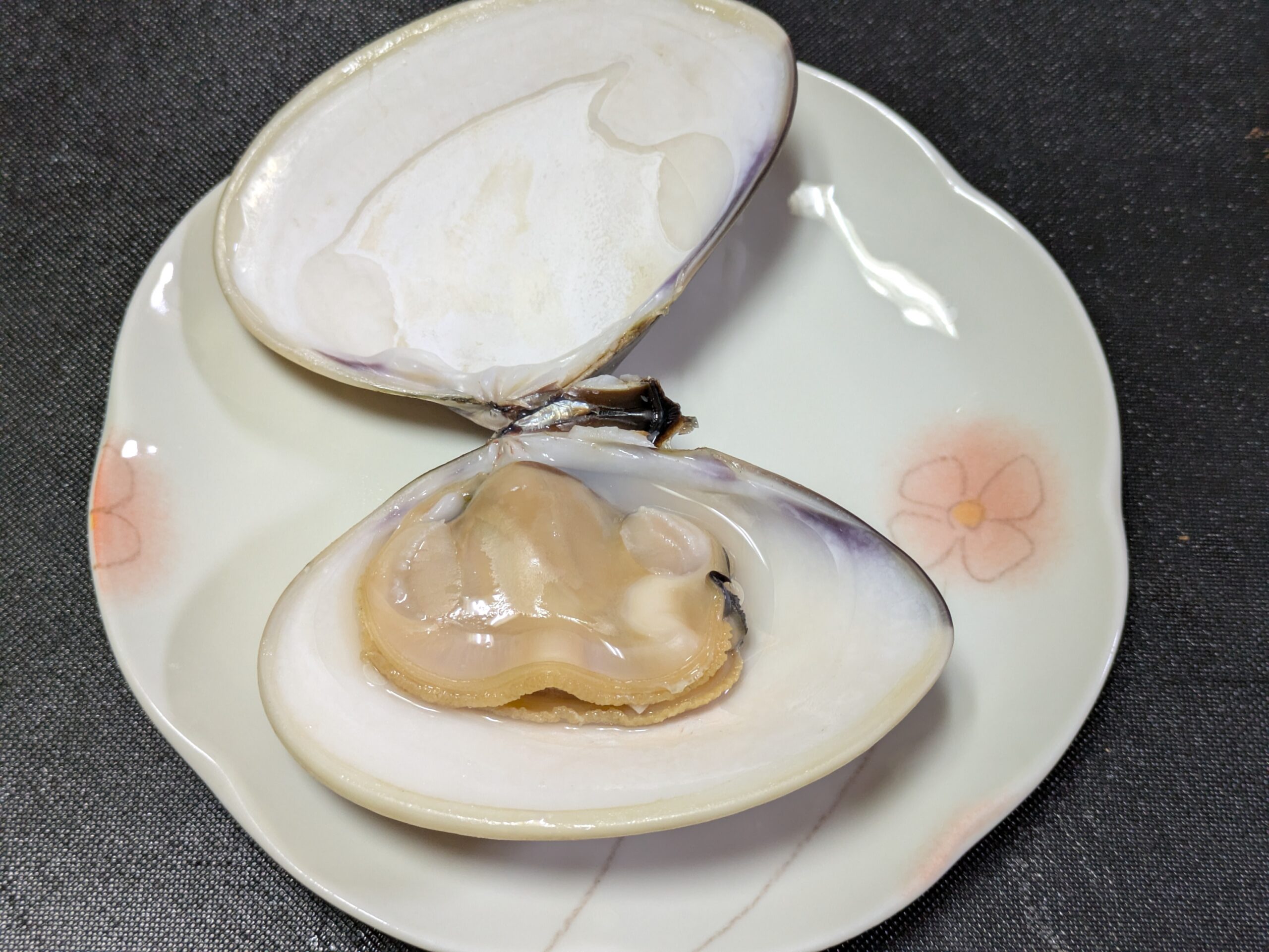 酒蒸しにして殻を開いた大きなハマグリ