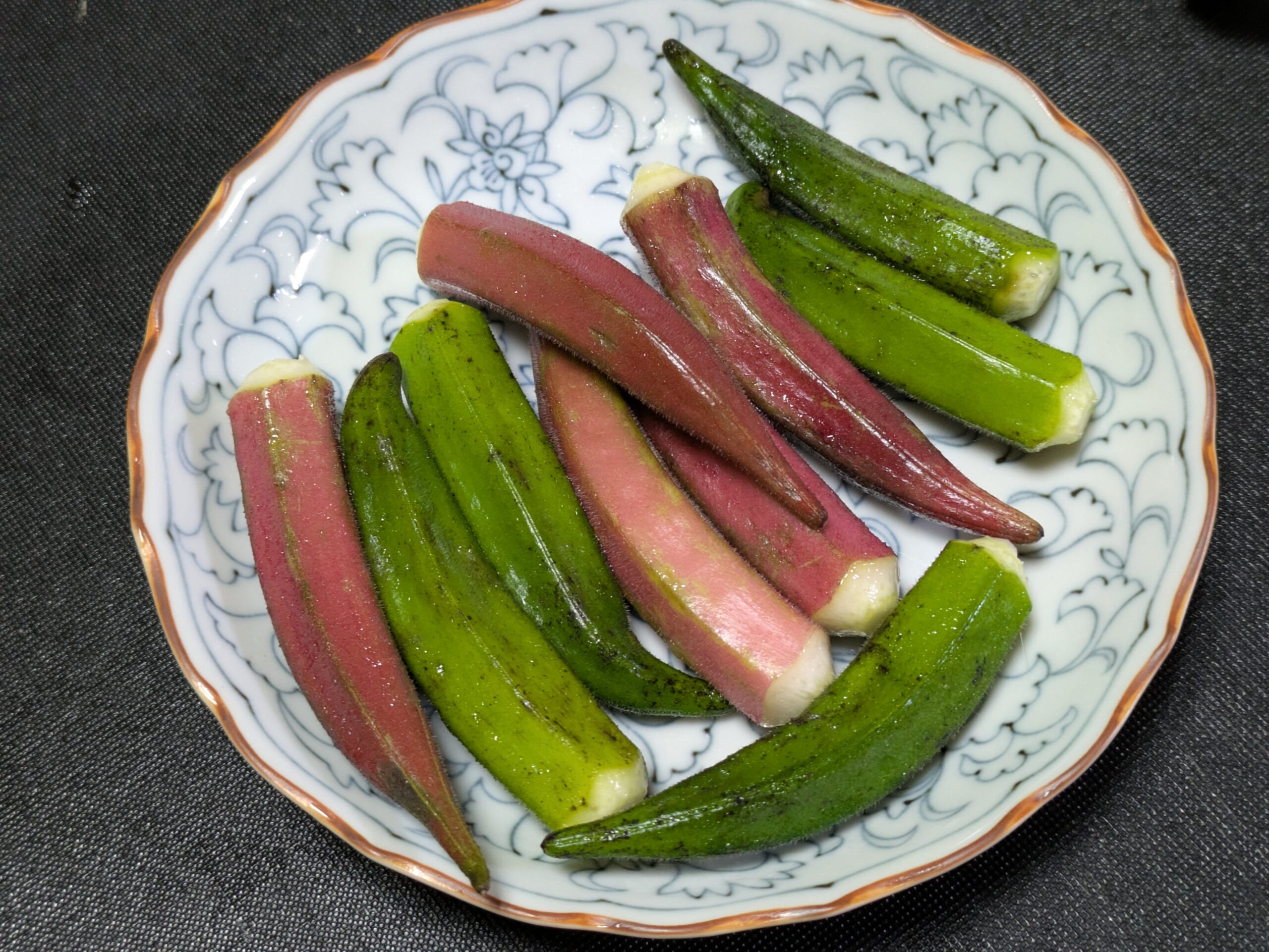 ヘタとガクを取って下処理した赤オクラと青オクラ