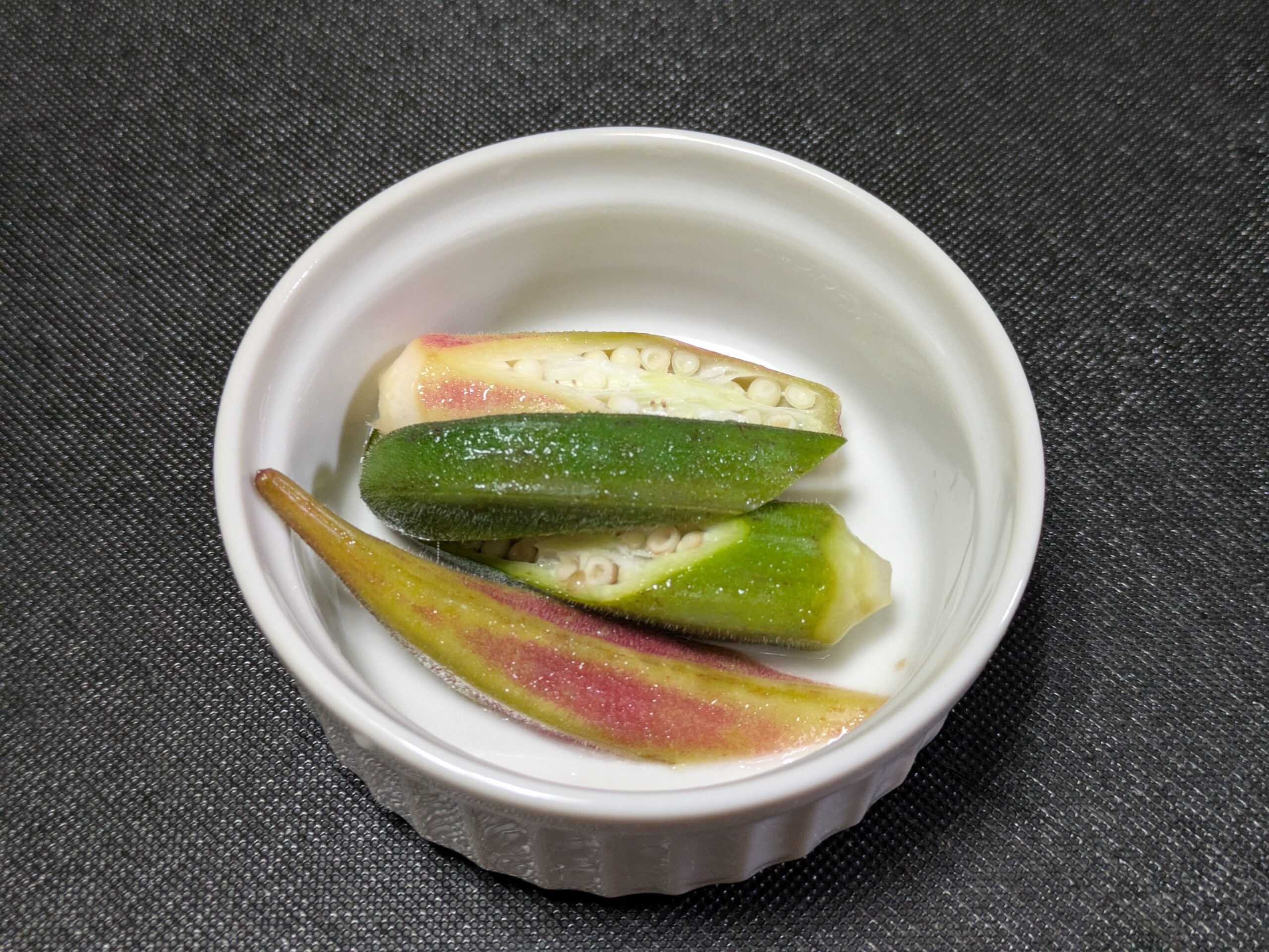 半日漬けた赤オクラと青オクラのピクルス
