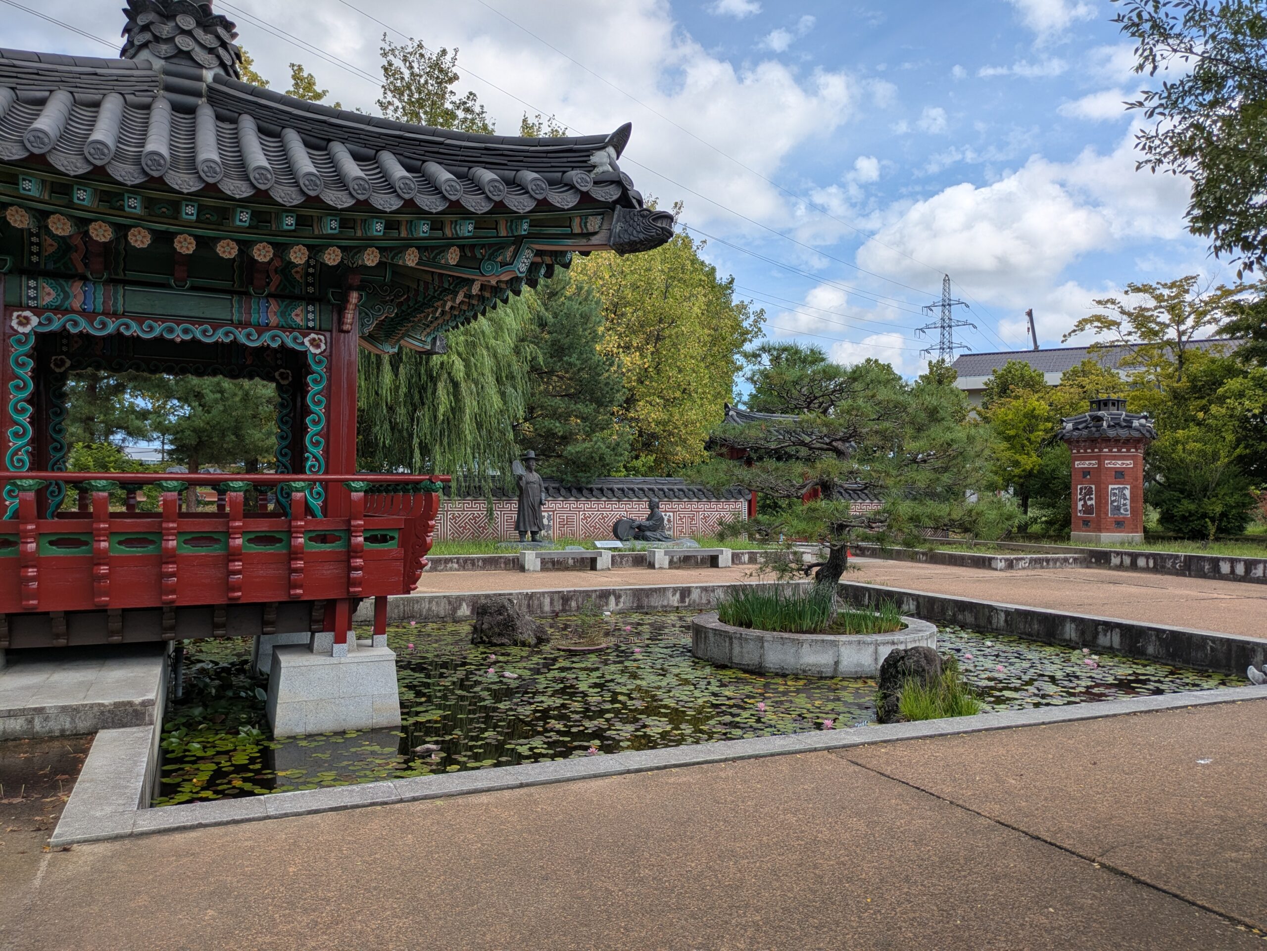 姉妹都市公園の全州市エリアに造られた韓国風庭園と池