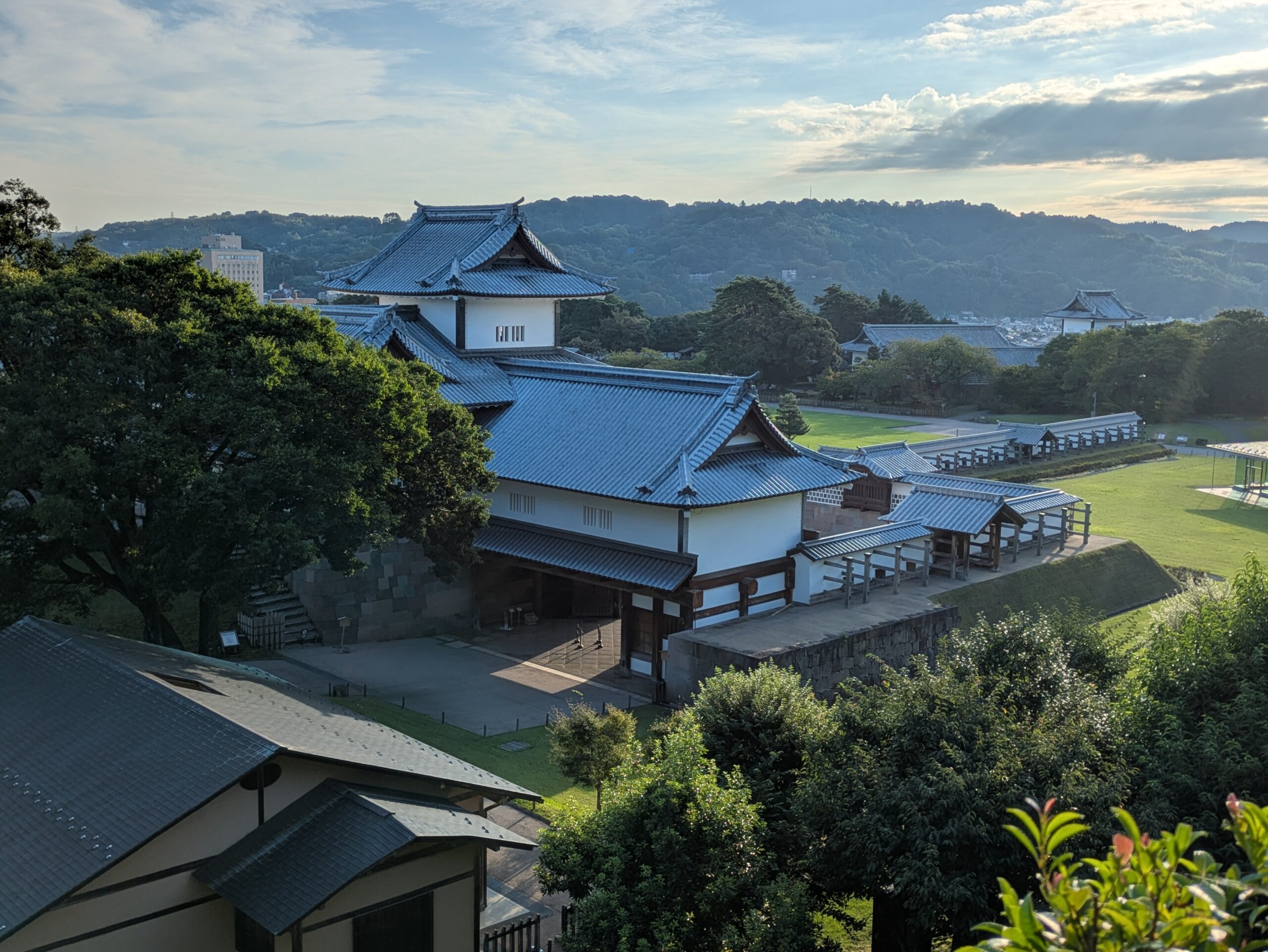 9月1日の金沢城公園から眺めた金沢城の建物