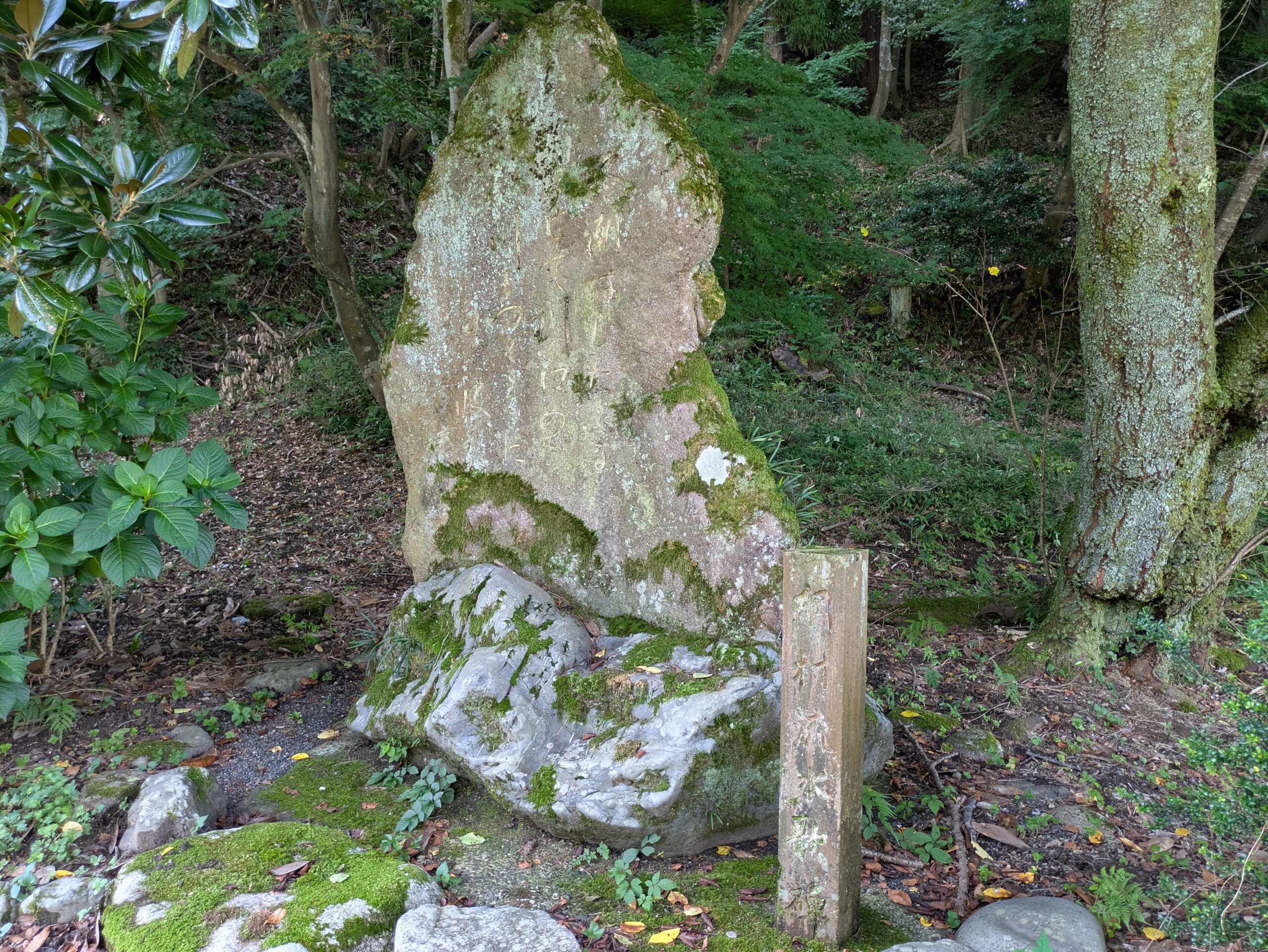 卯辰山三社へ向かう千杵坂付近に立つ古い石碑