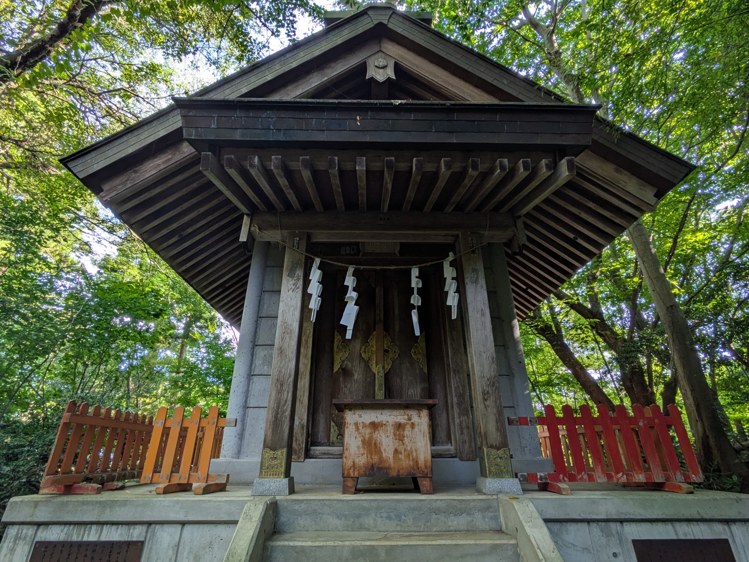 卯辰山三社の左側に建つ愛宕神社の社殿