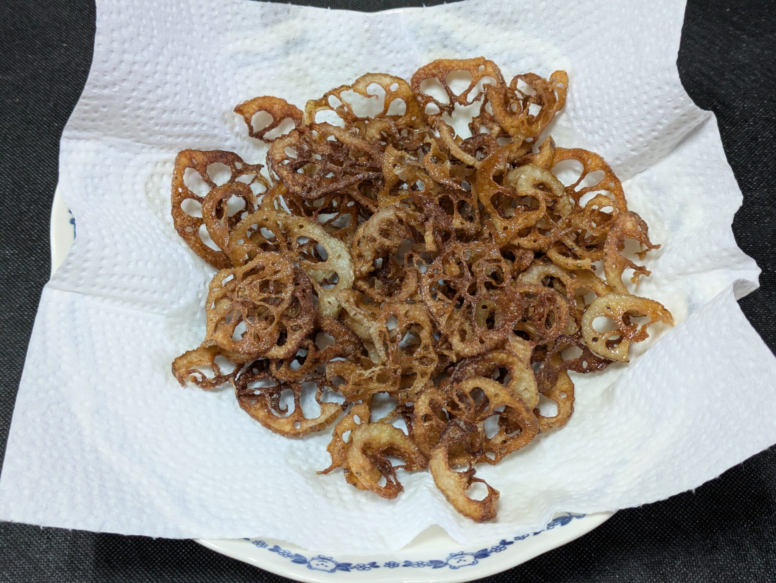 加賀れんこんを薄切りにして揚げた手作りれんこんチップス