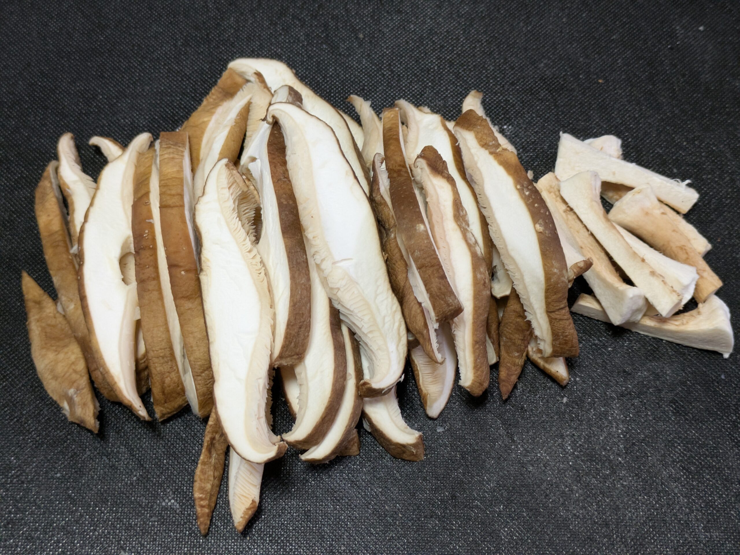 百万石しいたけを5mm程度の厚さに切った様子