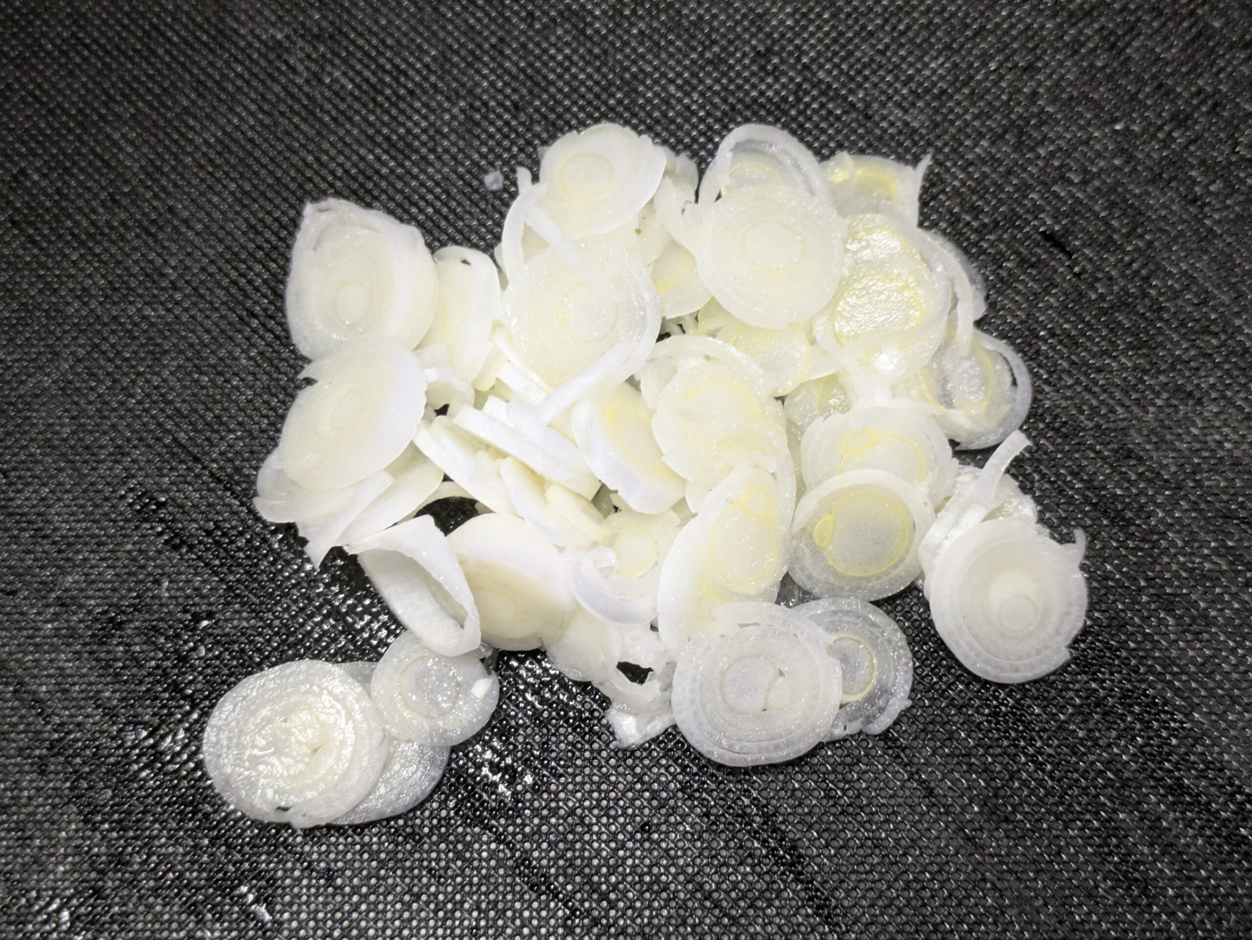 青さスープに入れる長ネギを輪切りにした様子