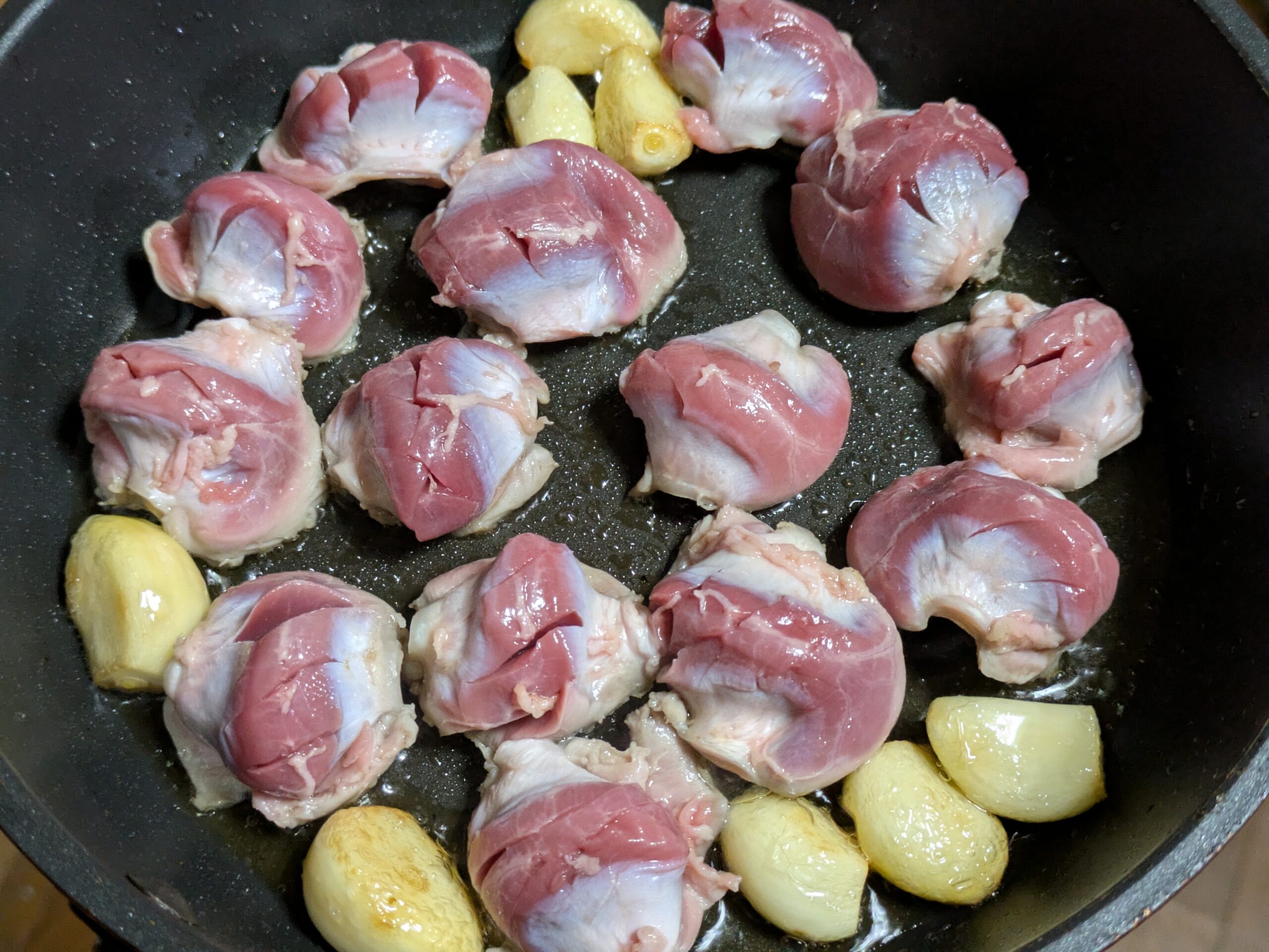 にんにくと一緒にフライパンで焼いている砂肝