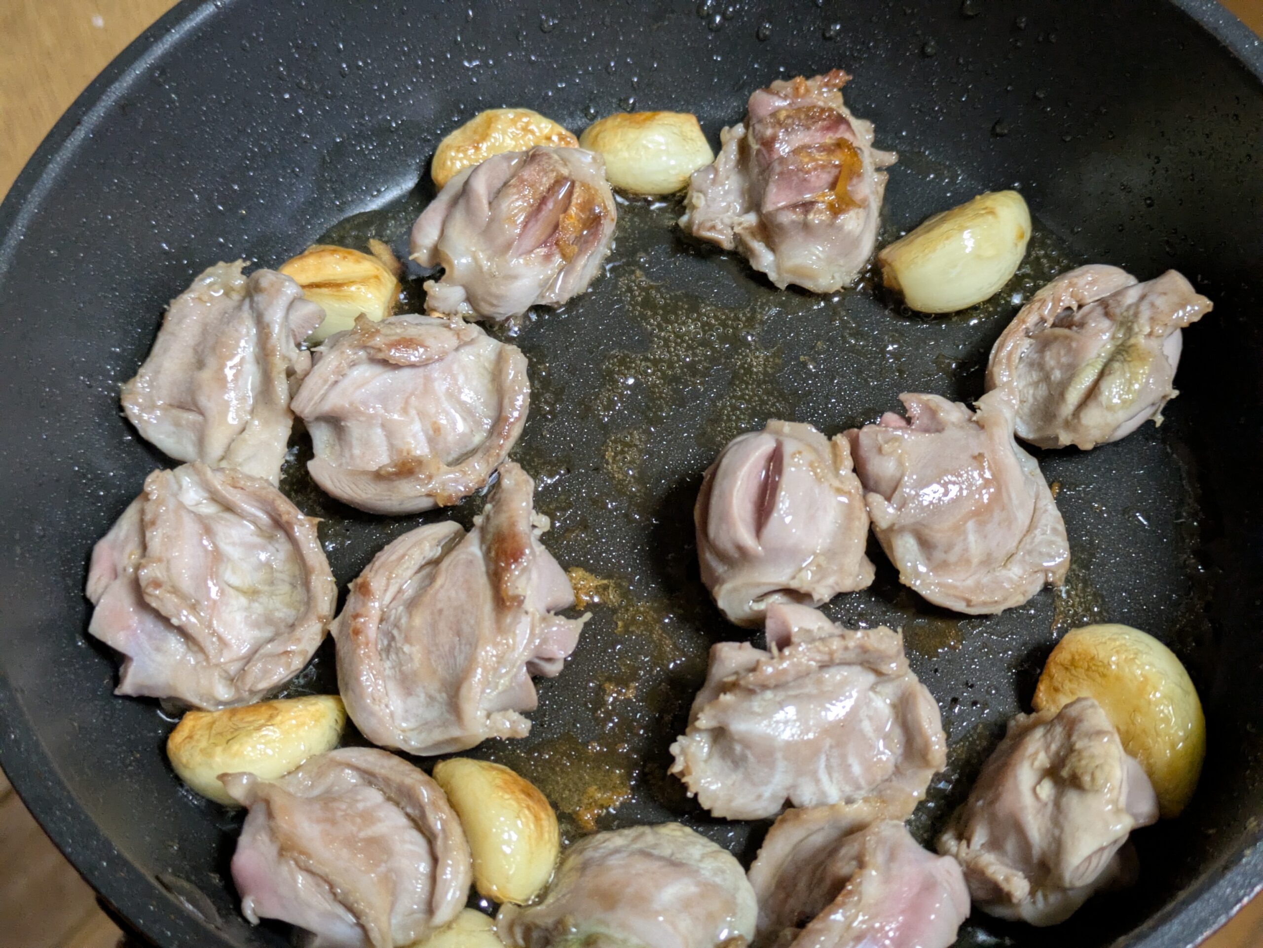 焼き色が付いて火が通ってきた砂肝とにんにく