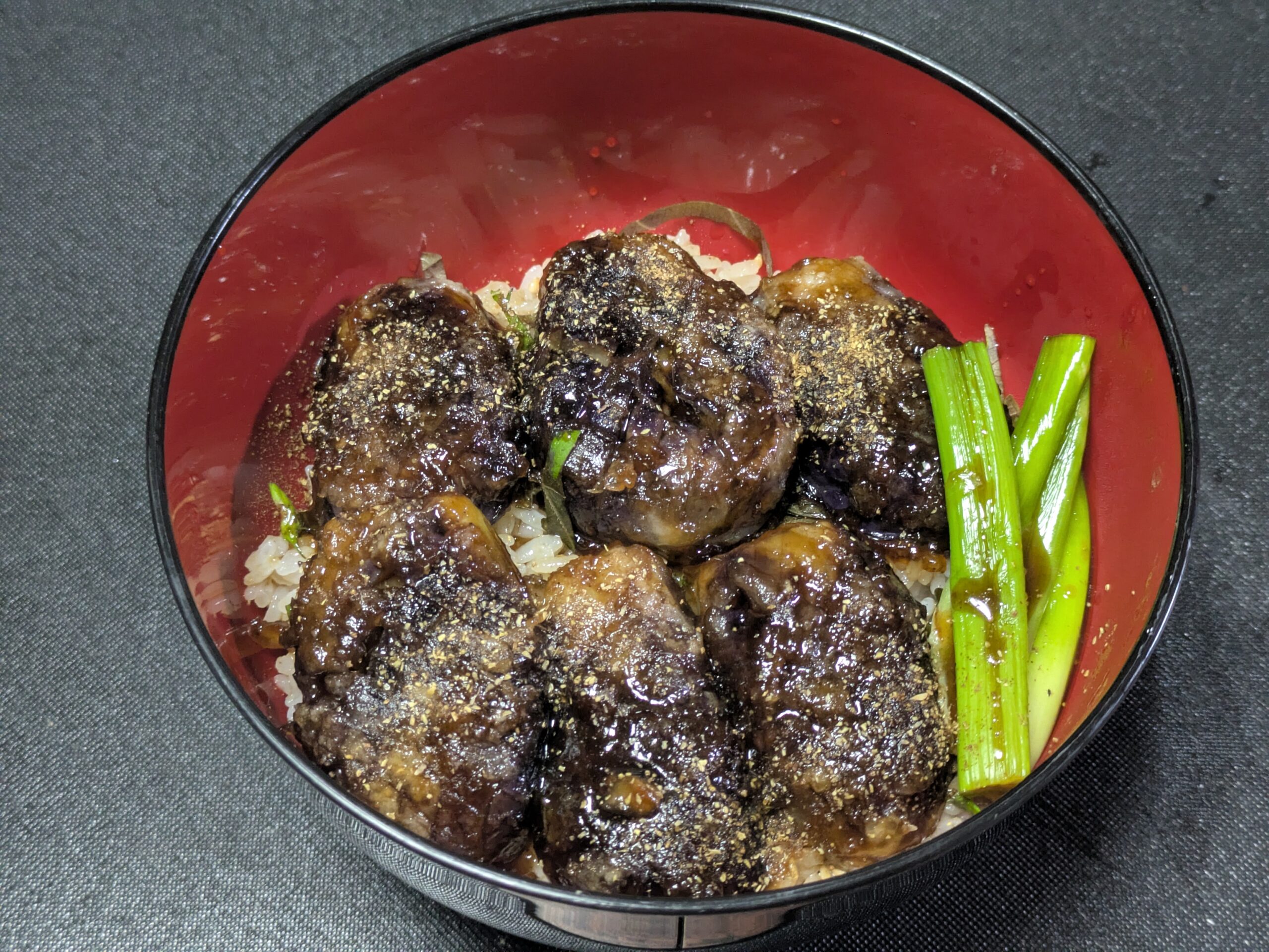 加賀野菜のヘタ紫なすで作った甘辛い蒲焼き丼