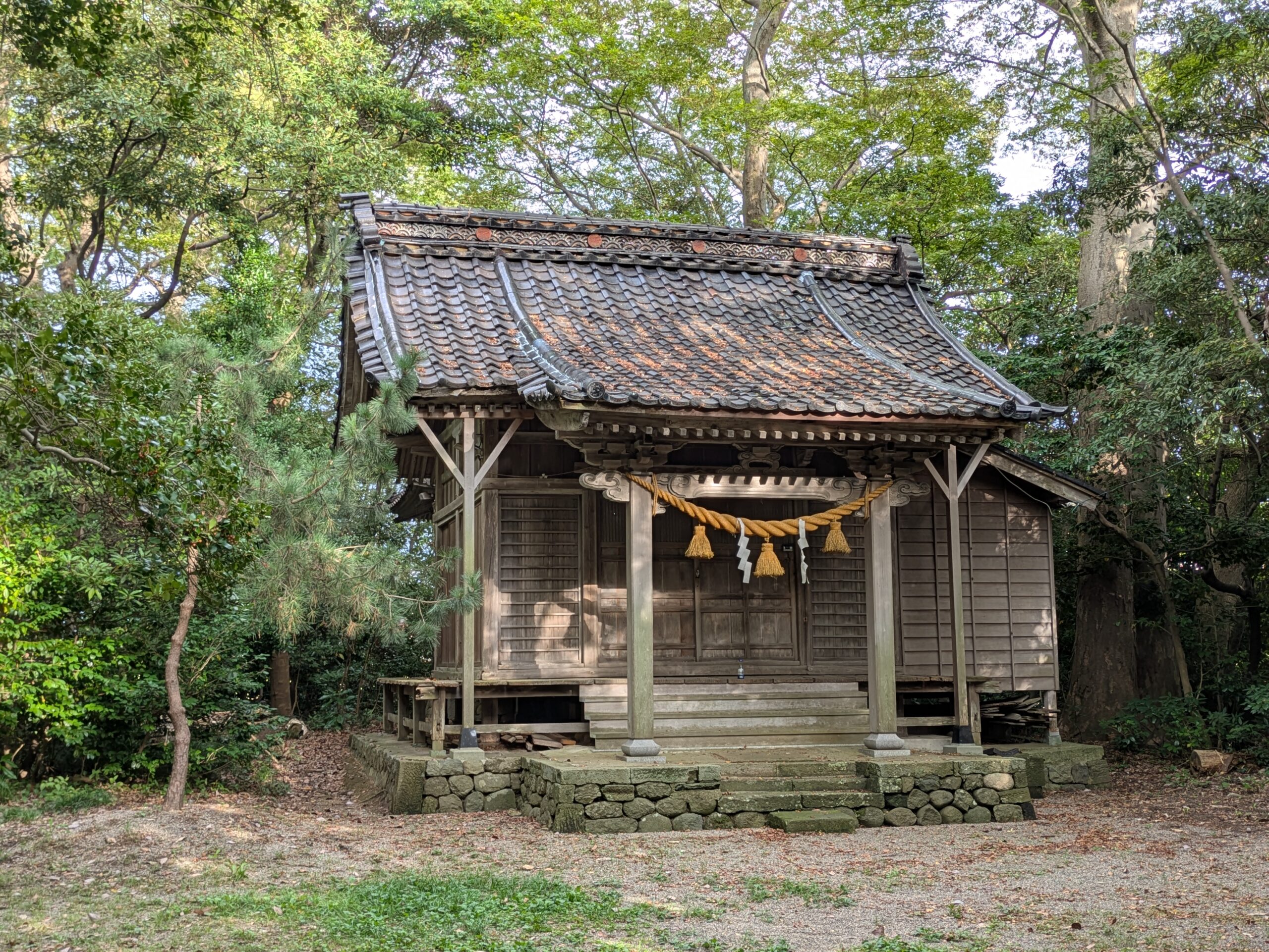 天狗の森の中にある八坂神社と木船神社の拝殿