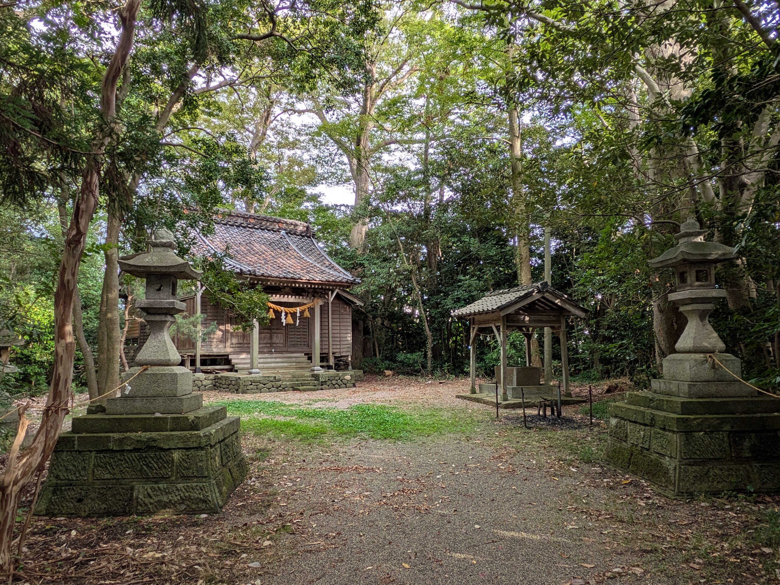 八坂神社と木船神社の境内と拝殿