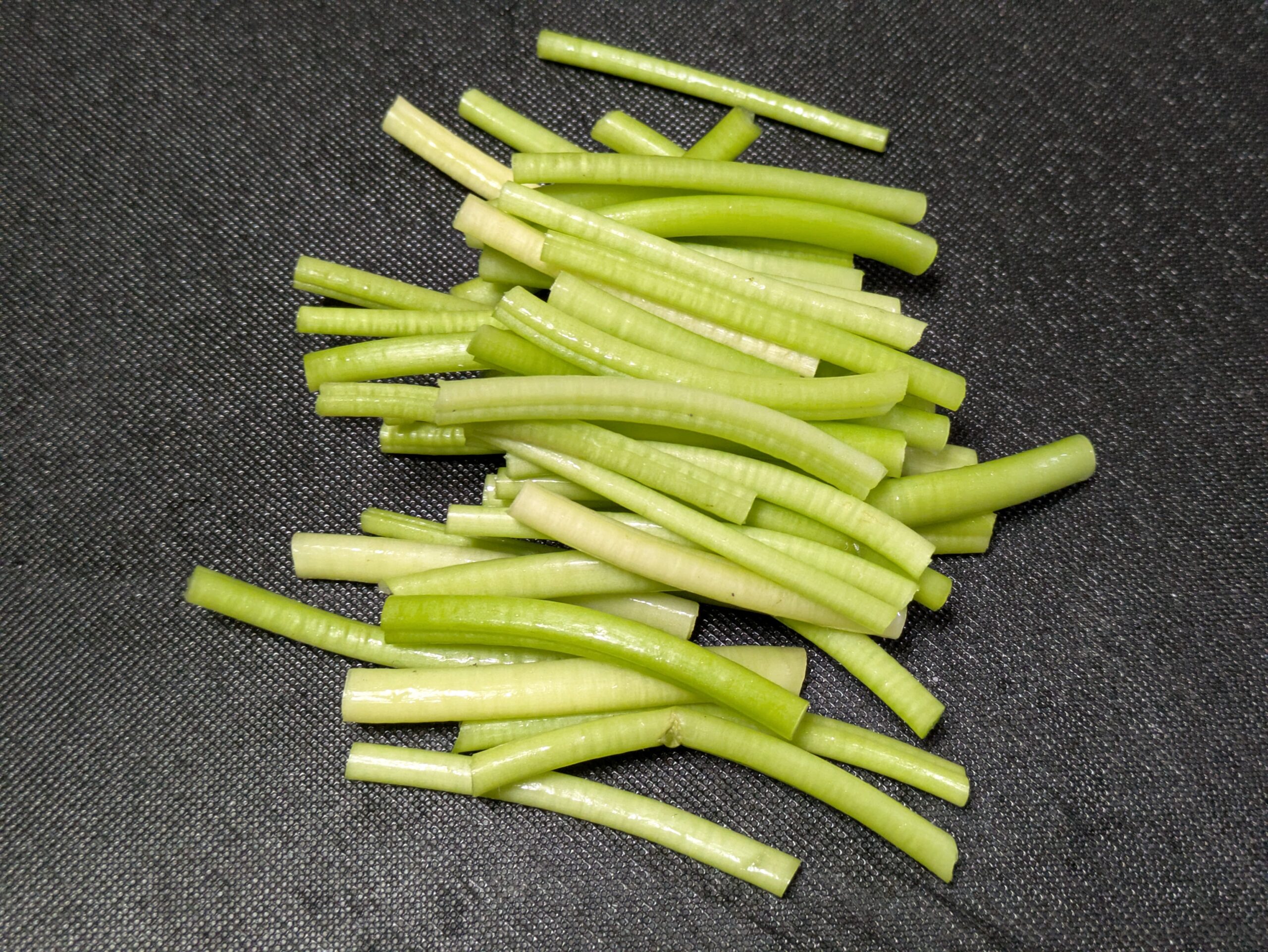 5cmほどに切ったサツマイモの茎