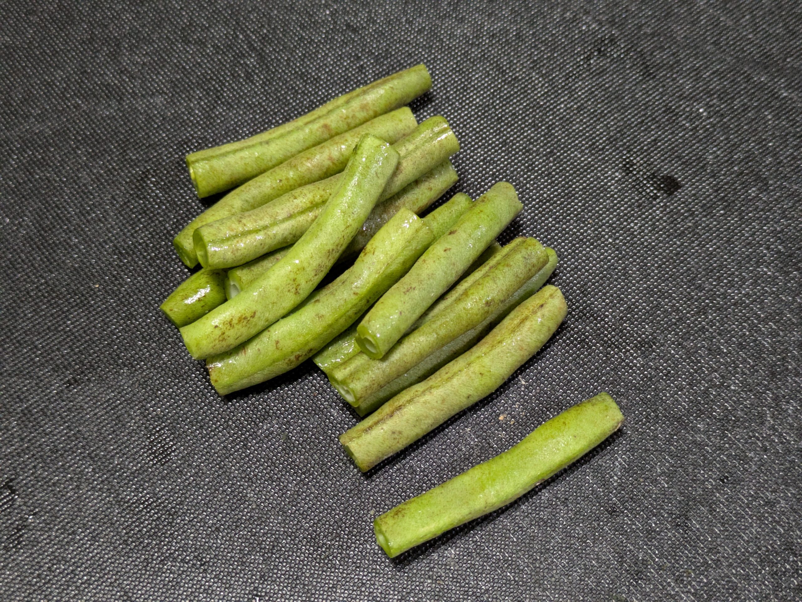 半分に切ったつるなしインゲン