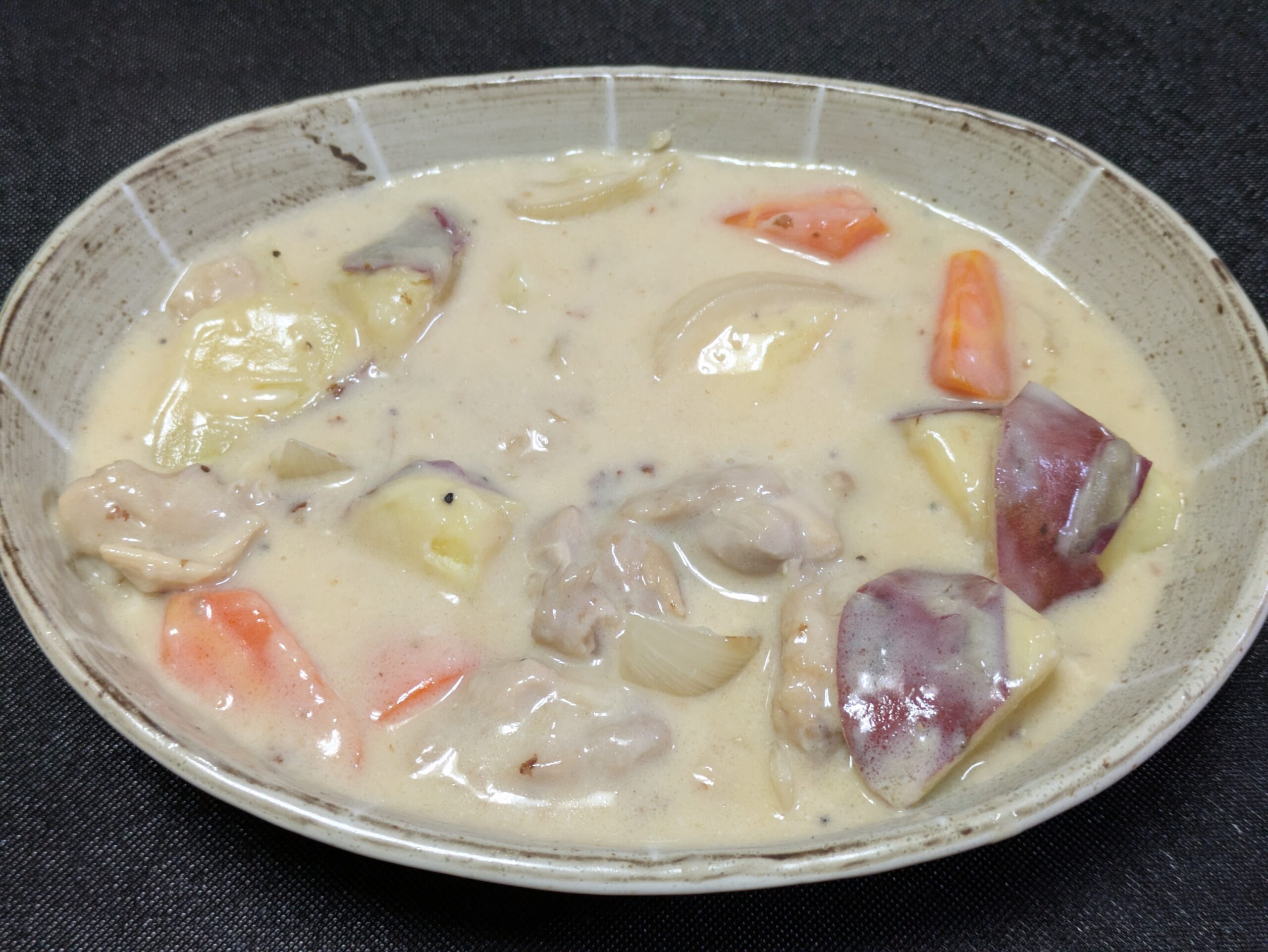 五郎島金時と鶏もも肉、にんじん、玉ねぎを使ったクリームシチュー