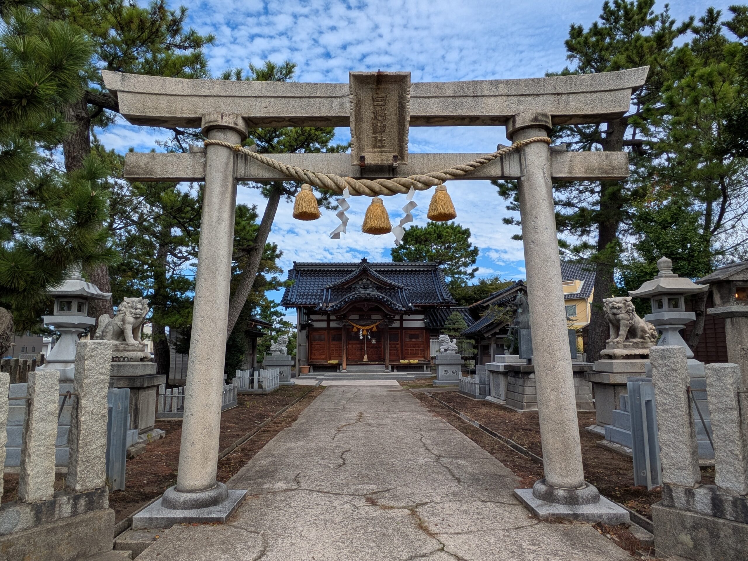 白鳩神社の境内入口にある鳥居と拝殿