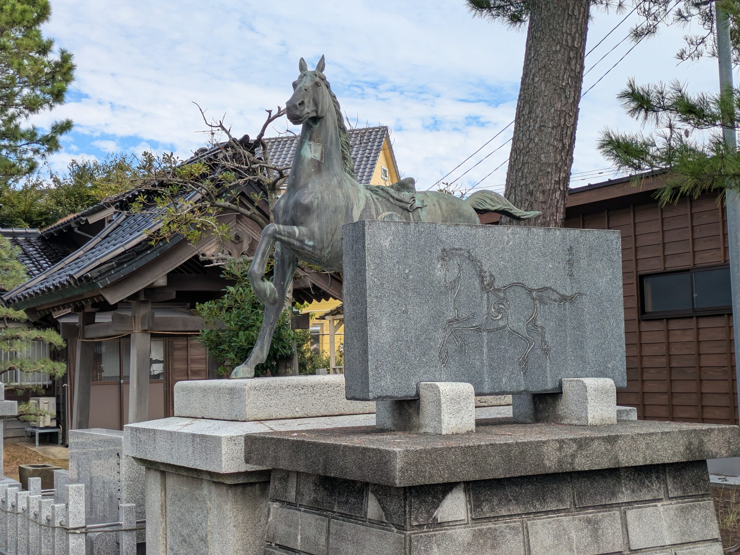 白鳩神社の境内に奉納されている馬の像
