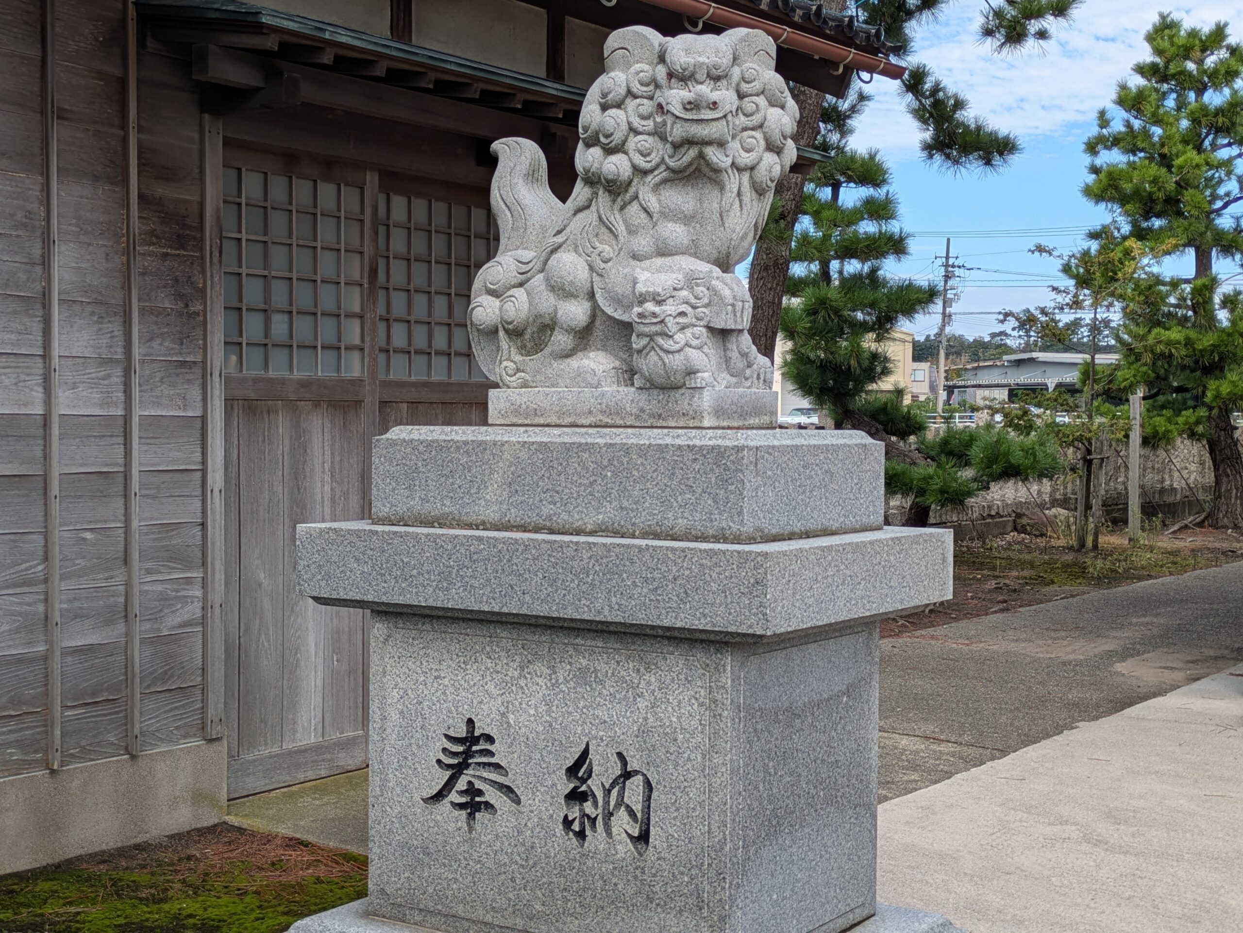 白鳩神社に奉納されている親子の狛犬