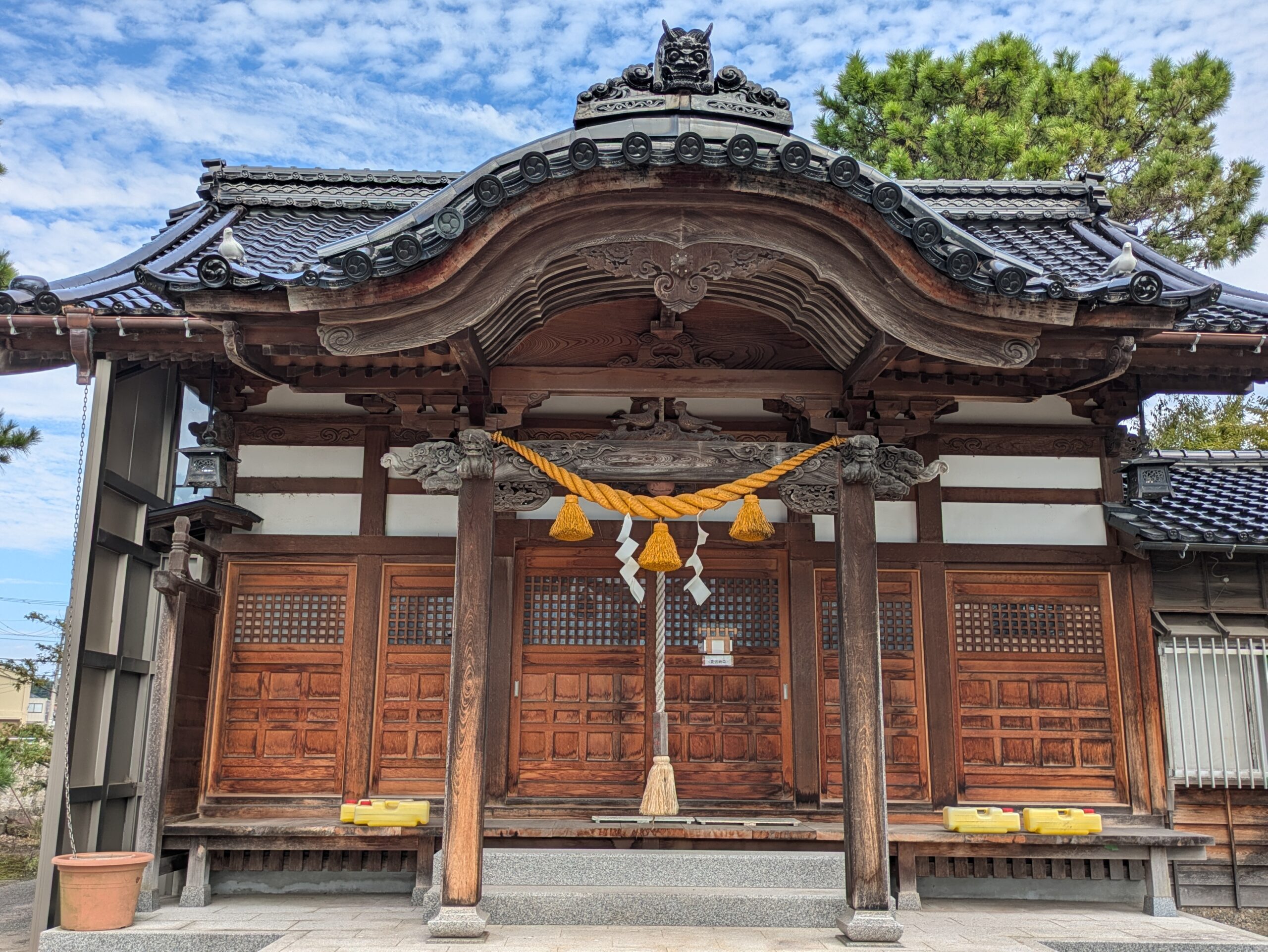 白鳩神社の木造の拝殿