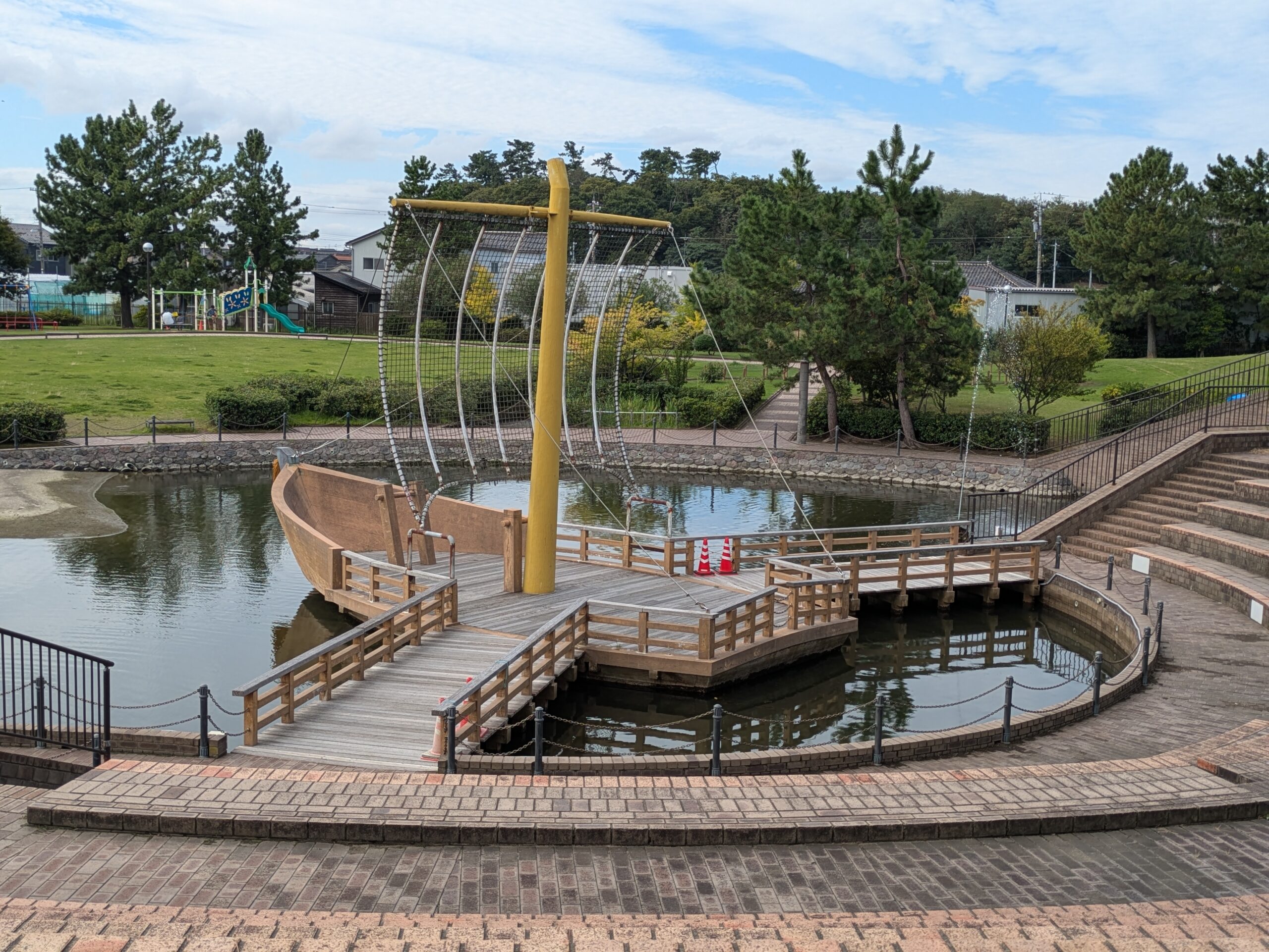 大野お台場公園の池にある大きな船