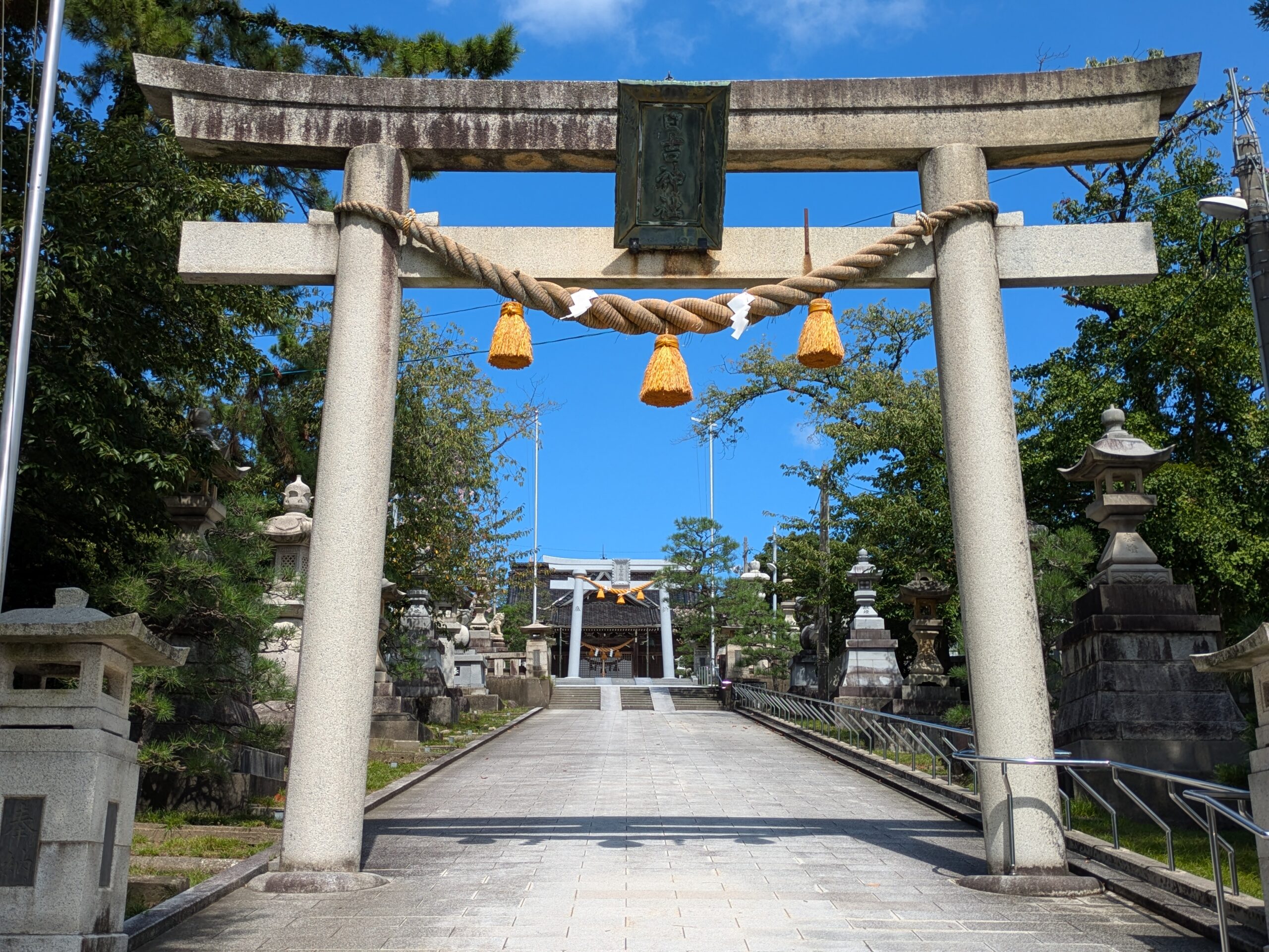 金沢市大野町の大野日吉神社で二の鳥居から拝殿へ続く参道