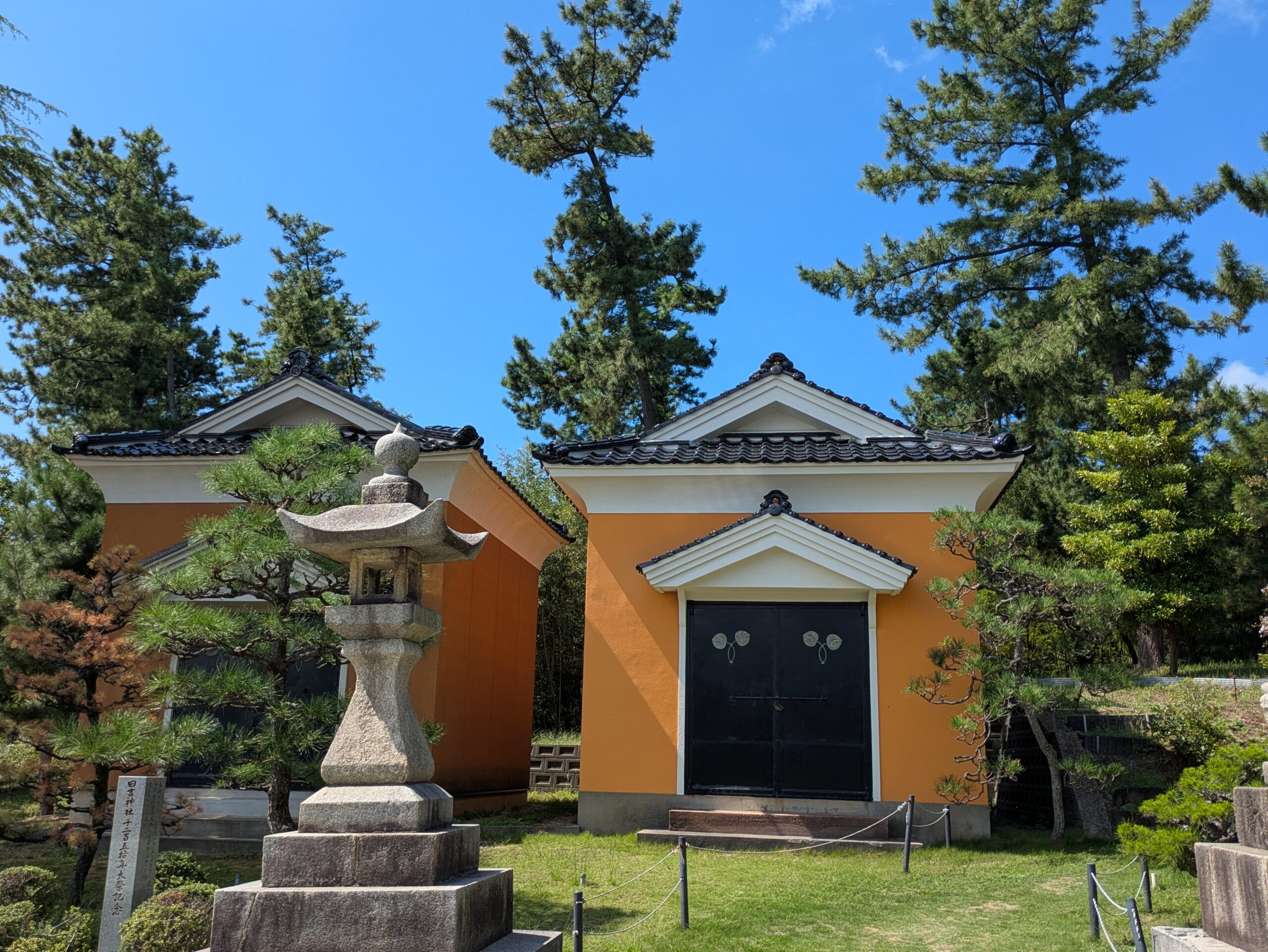 大野日吉神社の境内にある建物と大きな木々