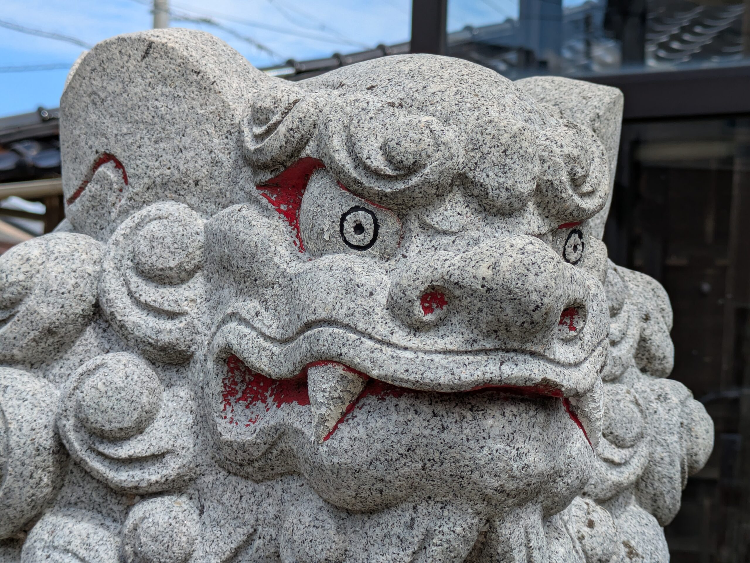 西の宮神社にある赤い彩色が残った狛犬