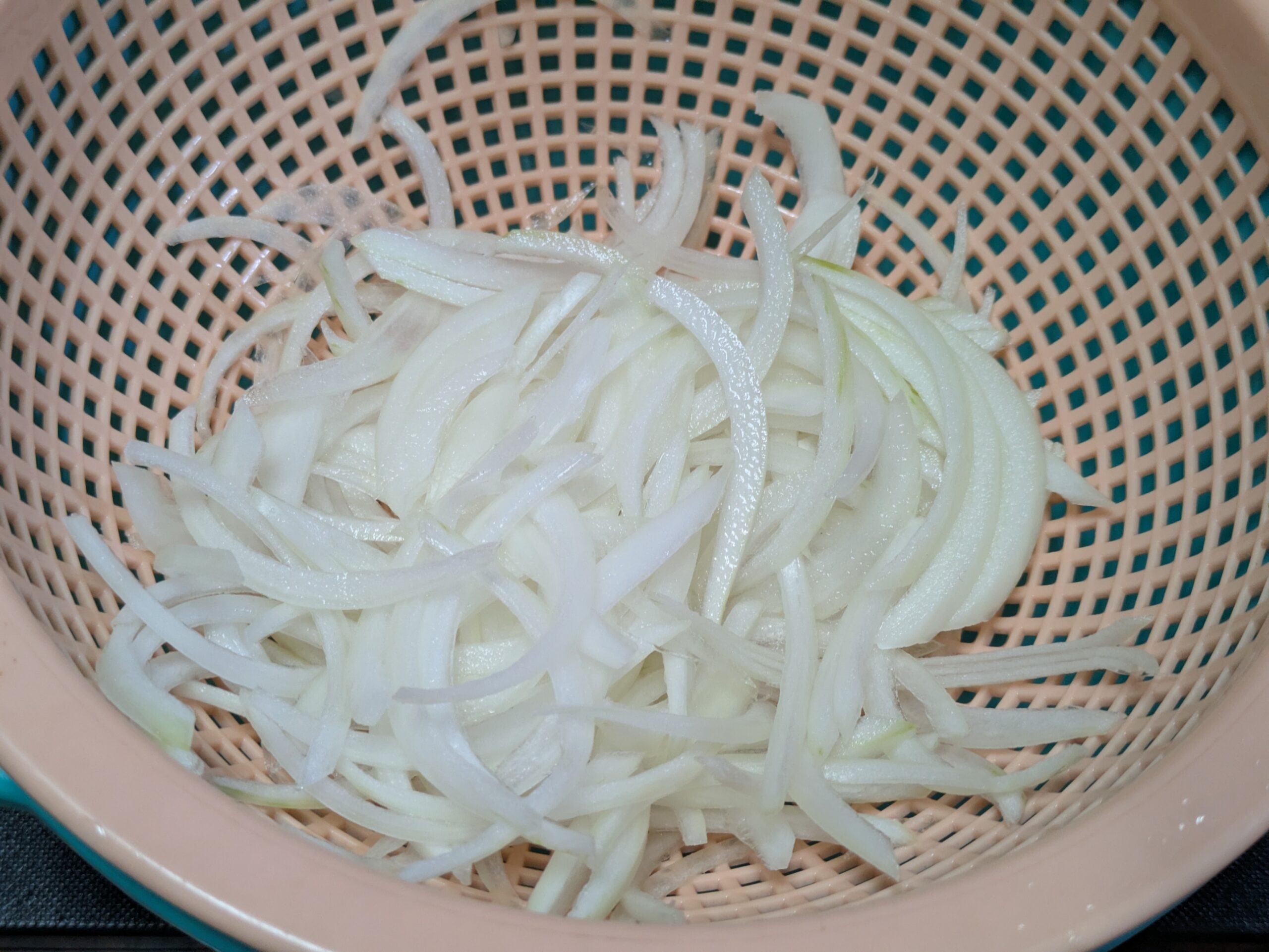 薄くスライスして水にさらした玉ねぎ