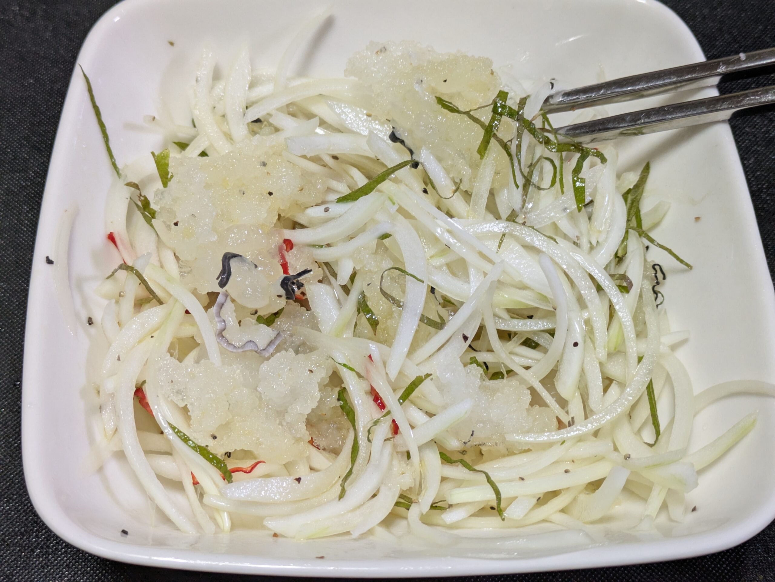 さらし鯨と玉ねぎとハバネロと大葉を混ぜたマリネ