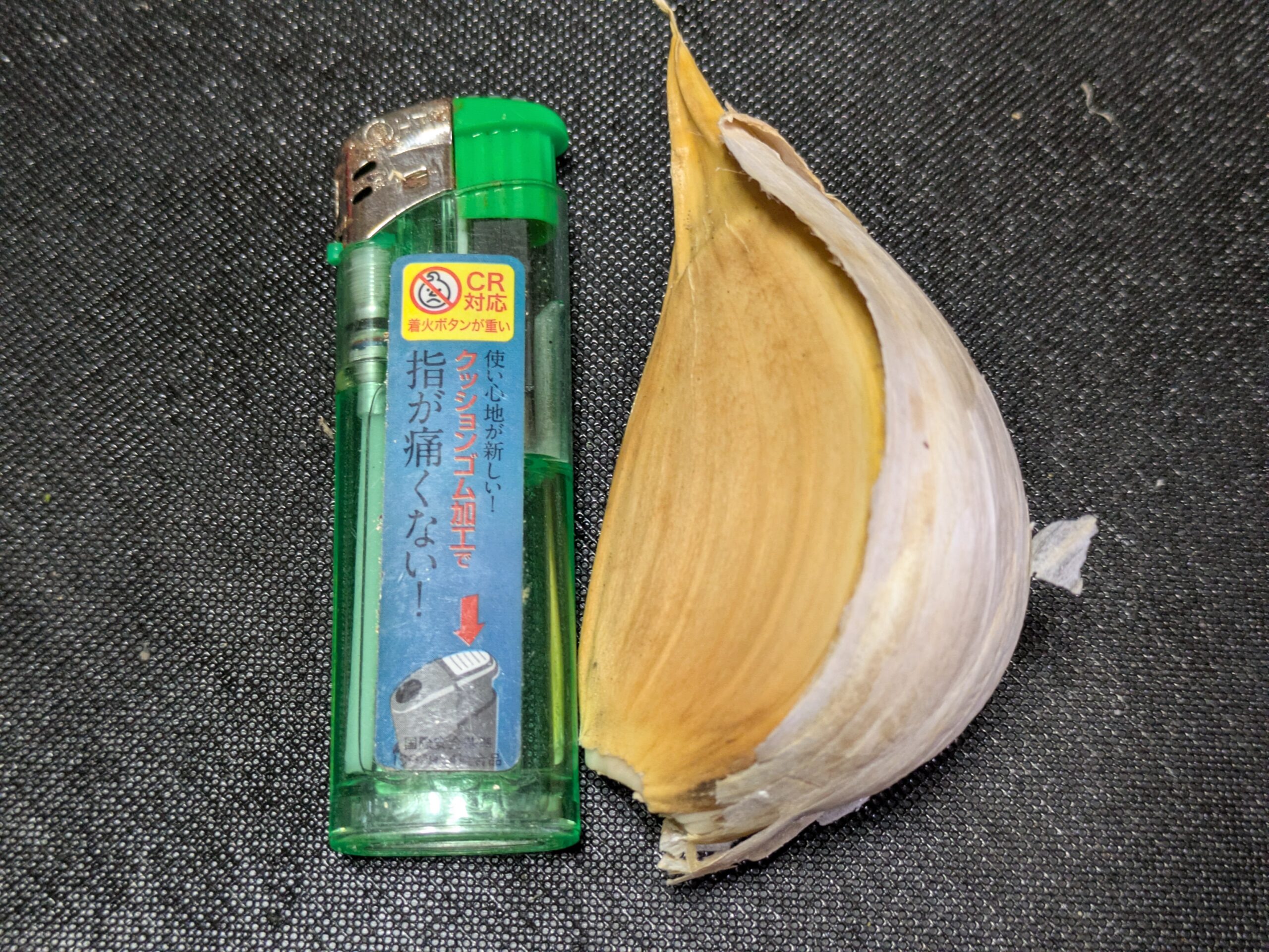 ライターと並べて大きさを比較した巨大なニンニク