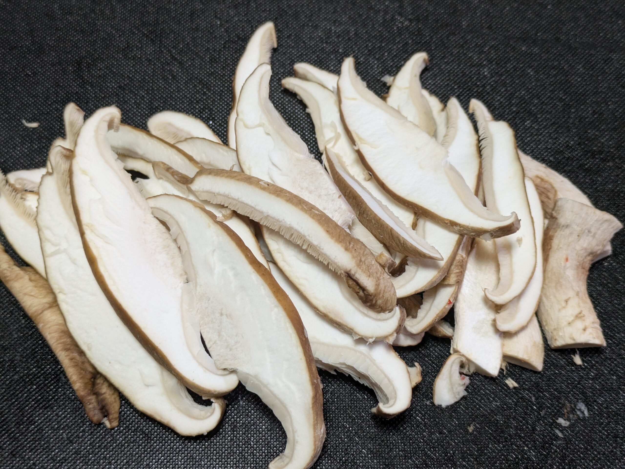 5mm程度の厚さにスライスした百万石しいたけ