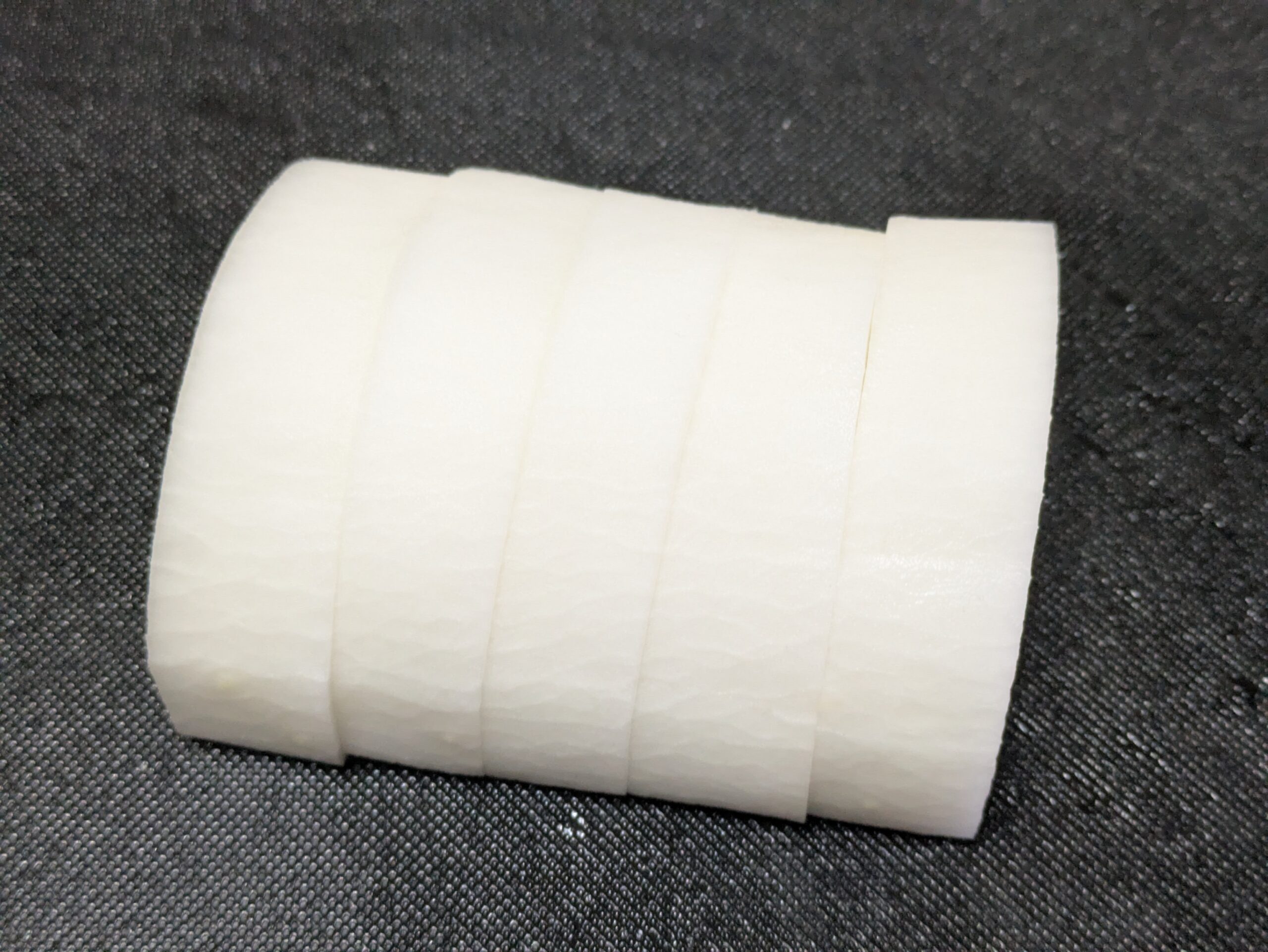 半月切りにしたサンマの梅煮用の大根