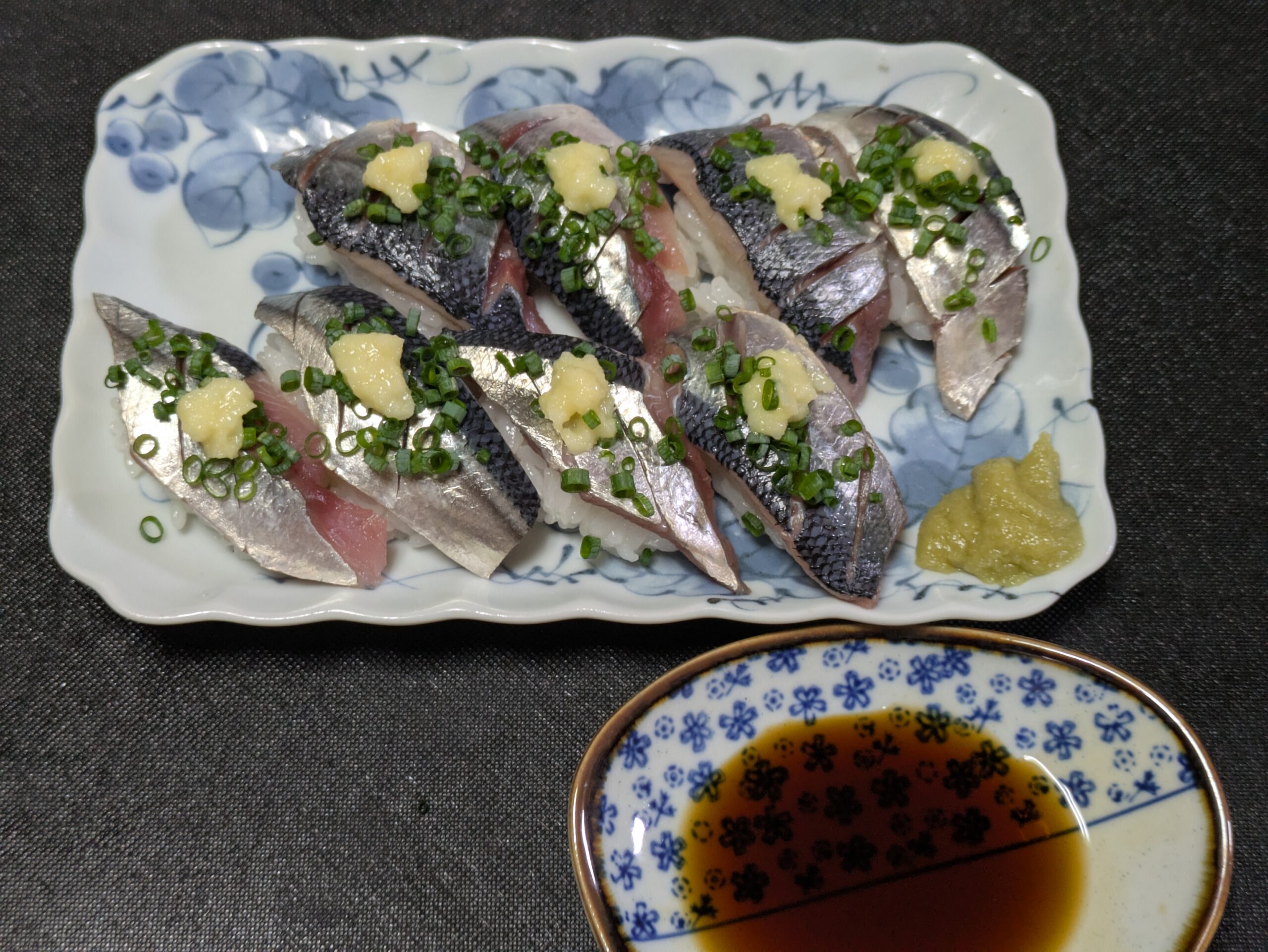 ネギと生姜を乗せたサンマの握り寿司