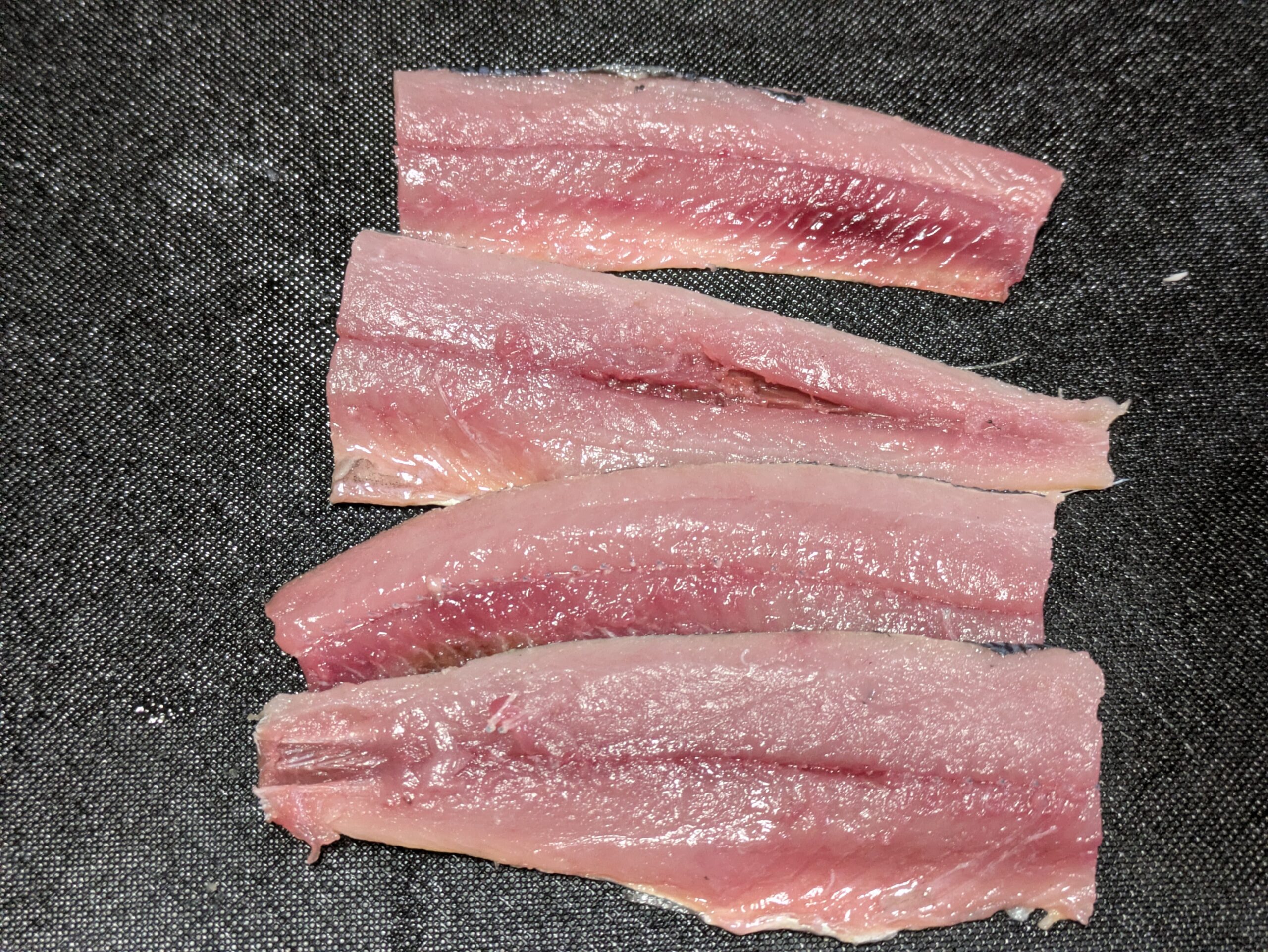 三枚おろしにして腹骨を取ったサンマ