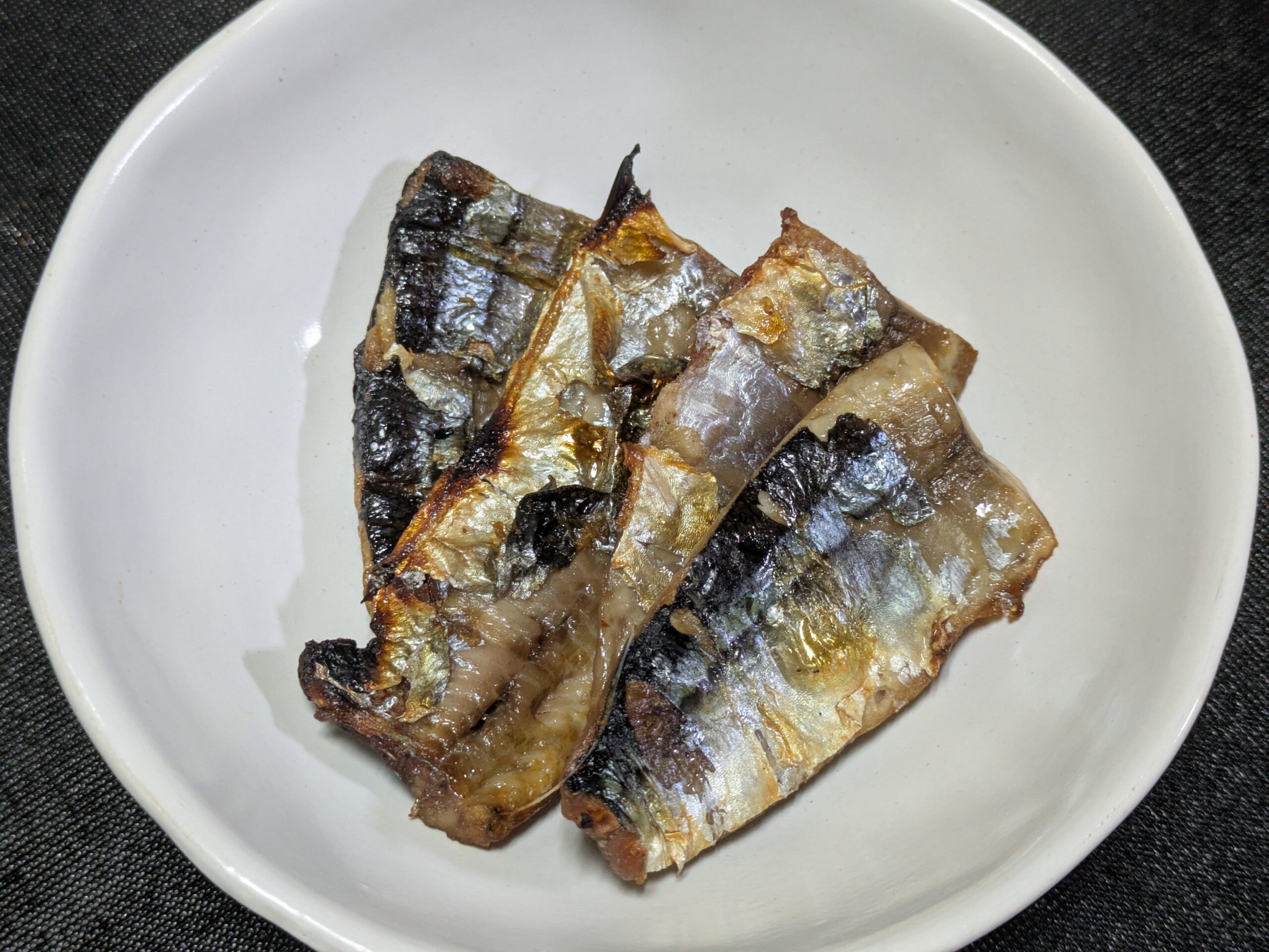 炊き込みご飯用にグリルで焼いたサンマ