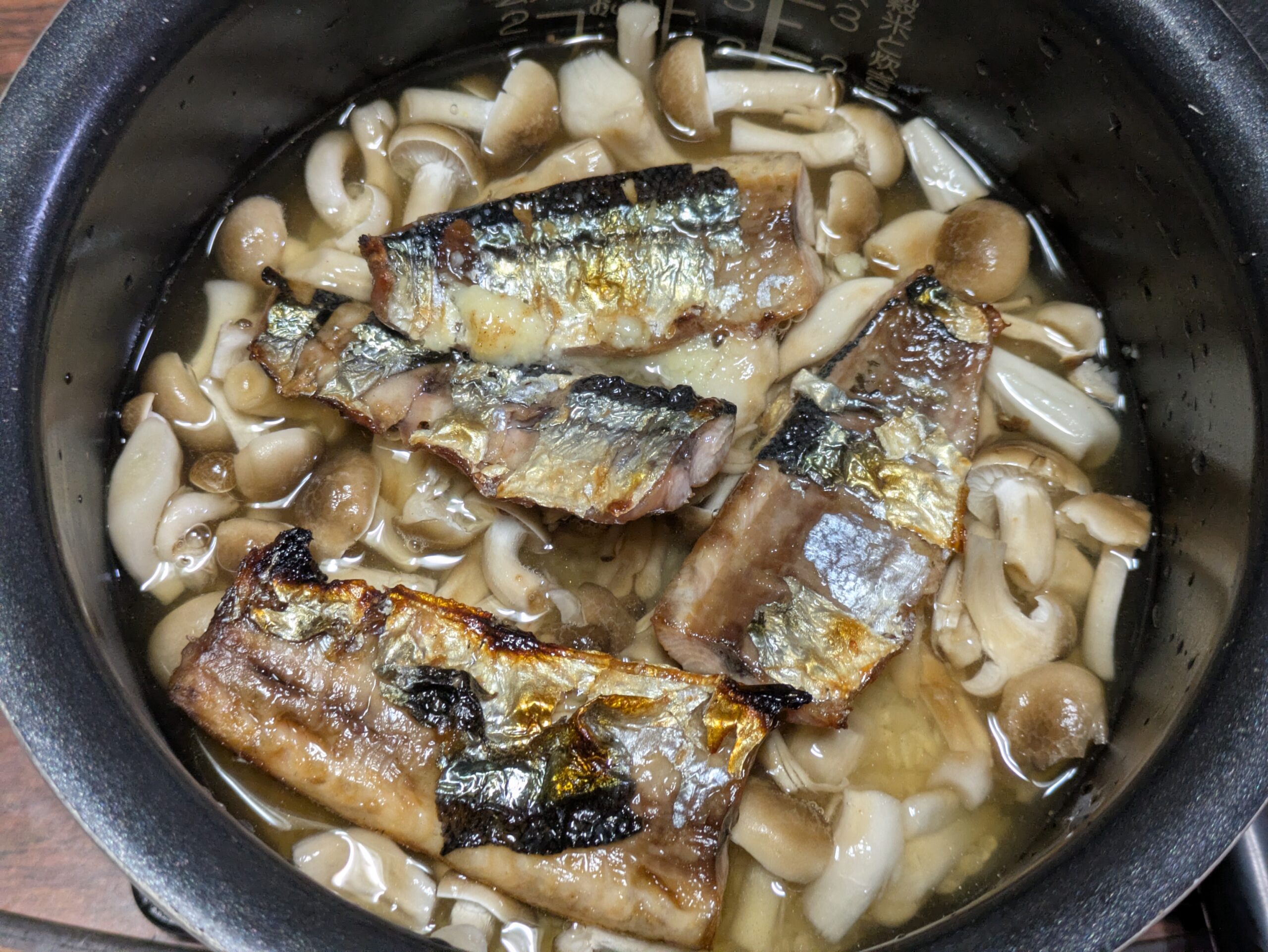 しめじと焼いたサンマをのせた炊き込みご飯