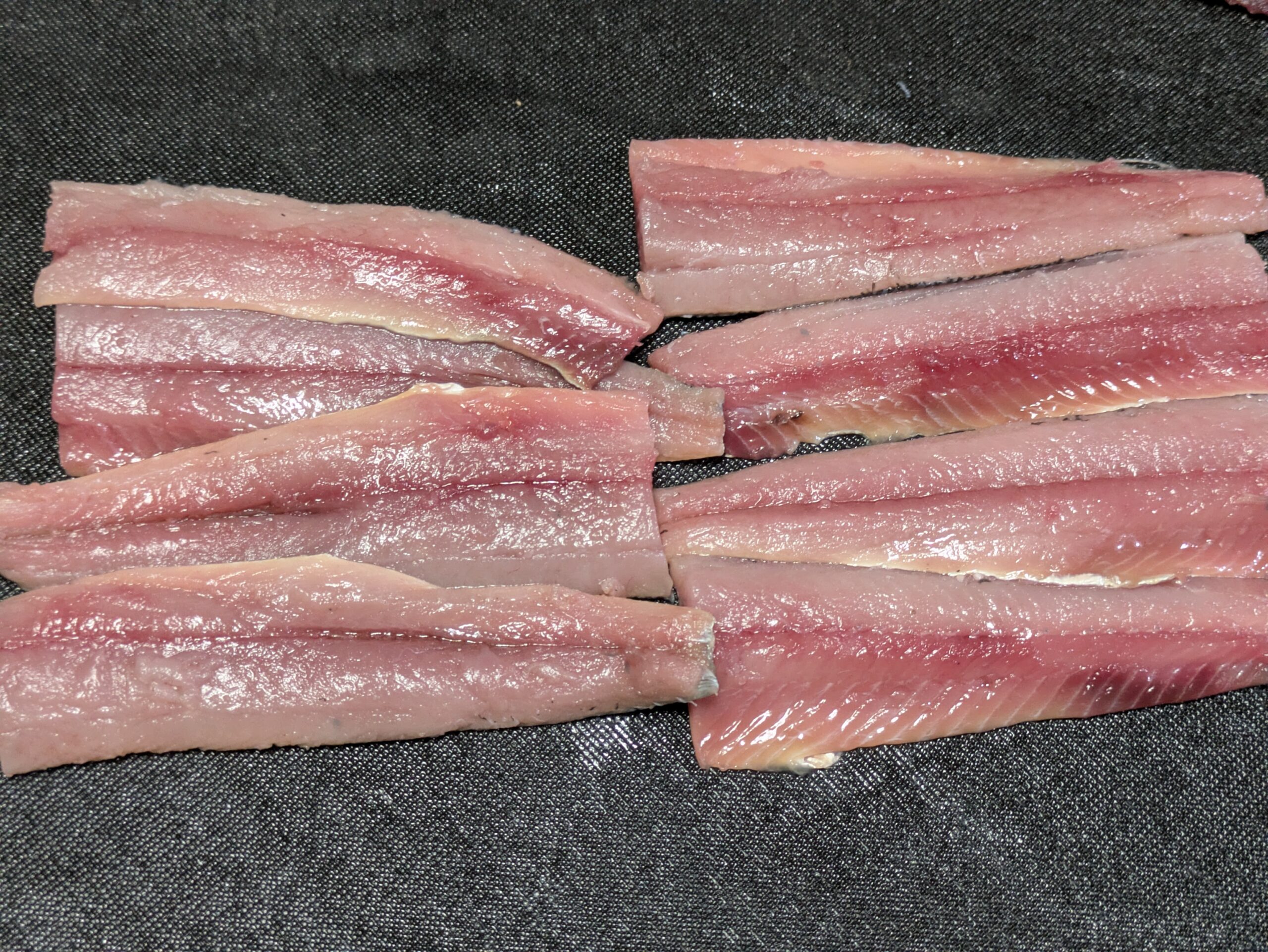 三枚おろしにして腹骨を取ったサンマ