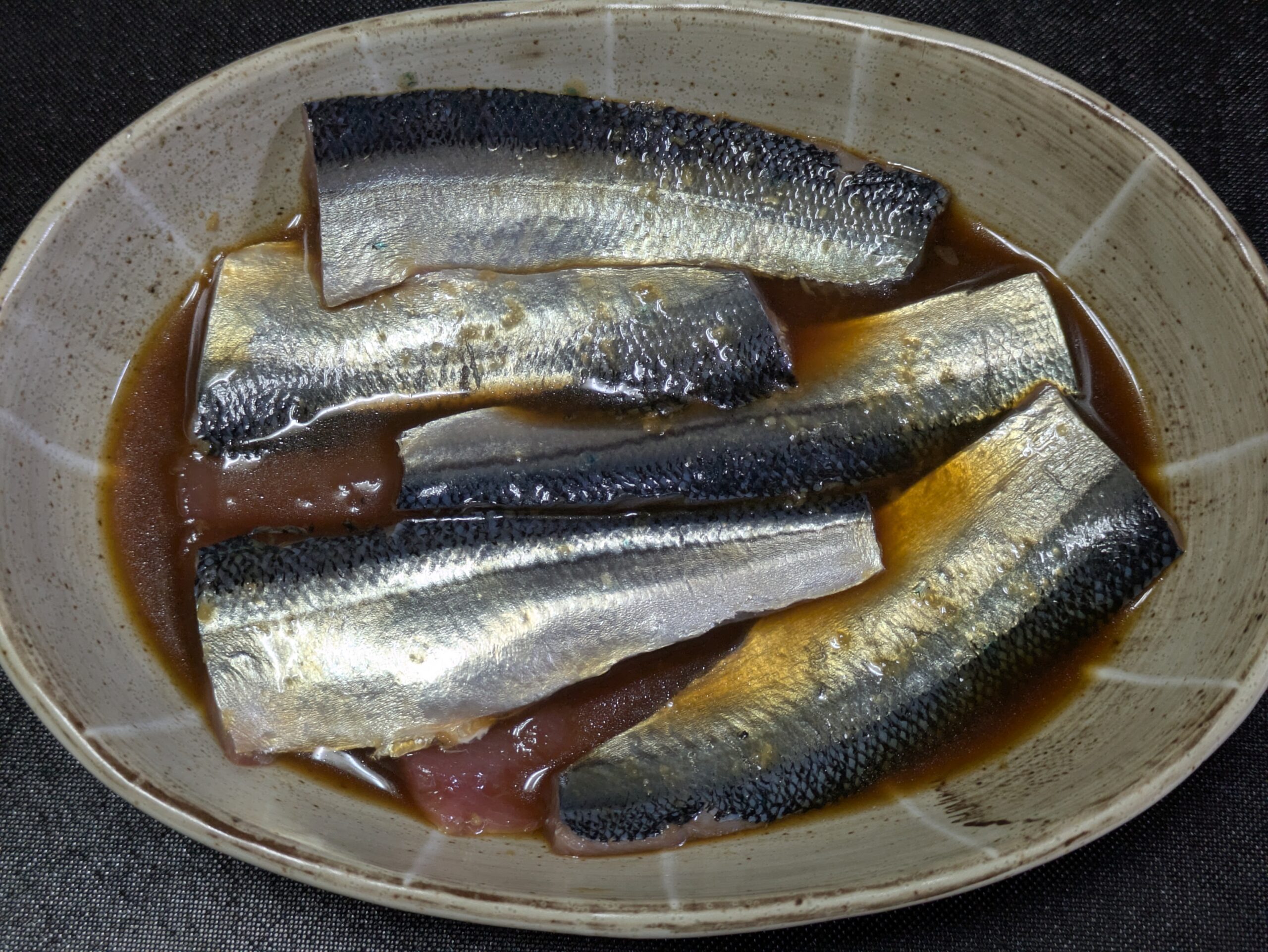 醤油や酒などの調味料に漬けたサンマ