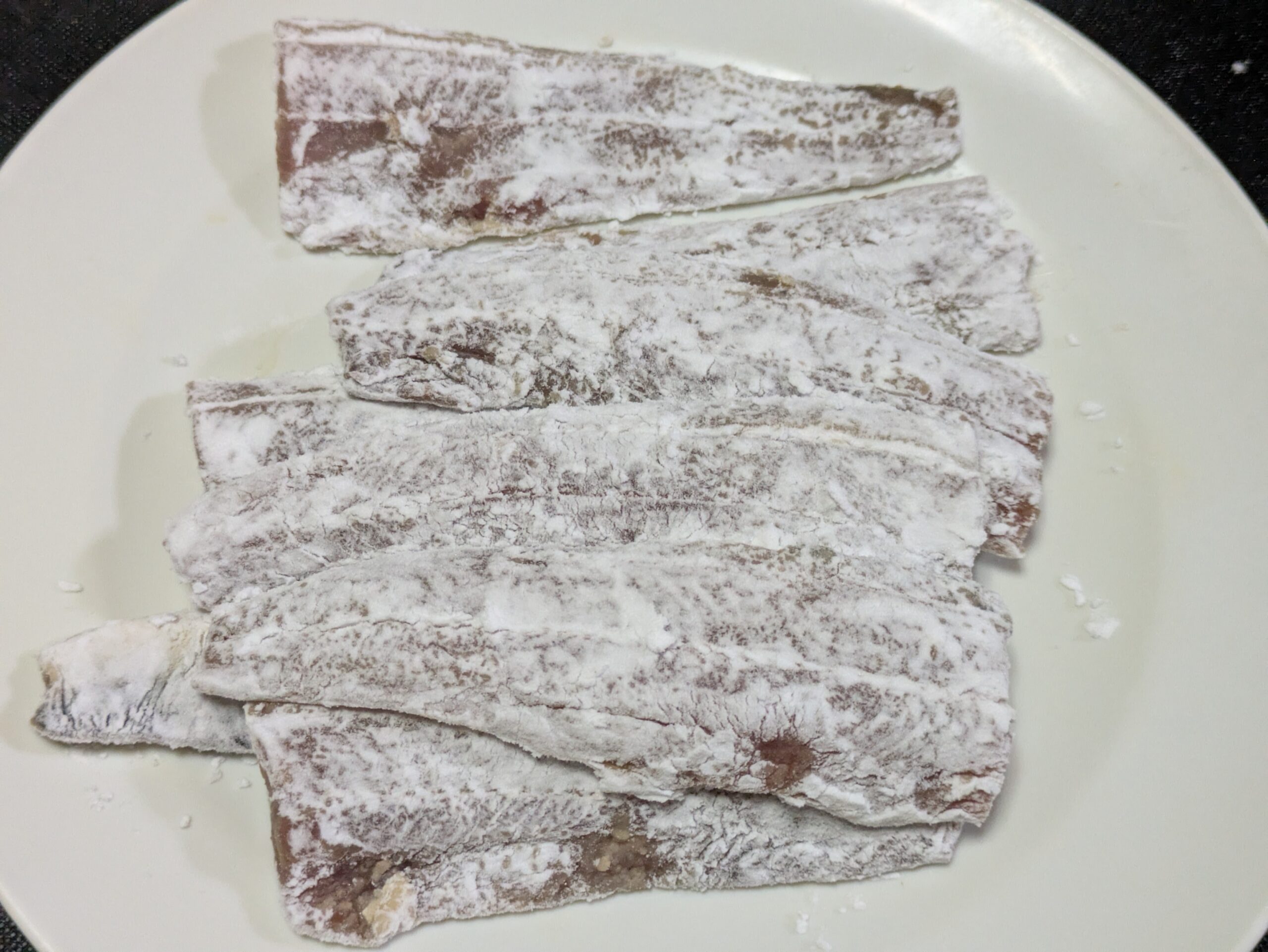 片栗粉をまぶしたサンマ