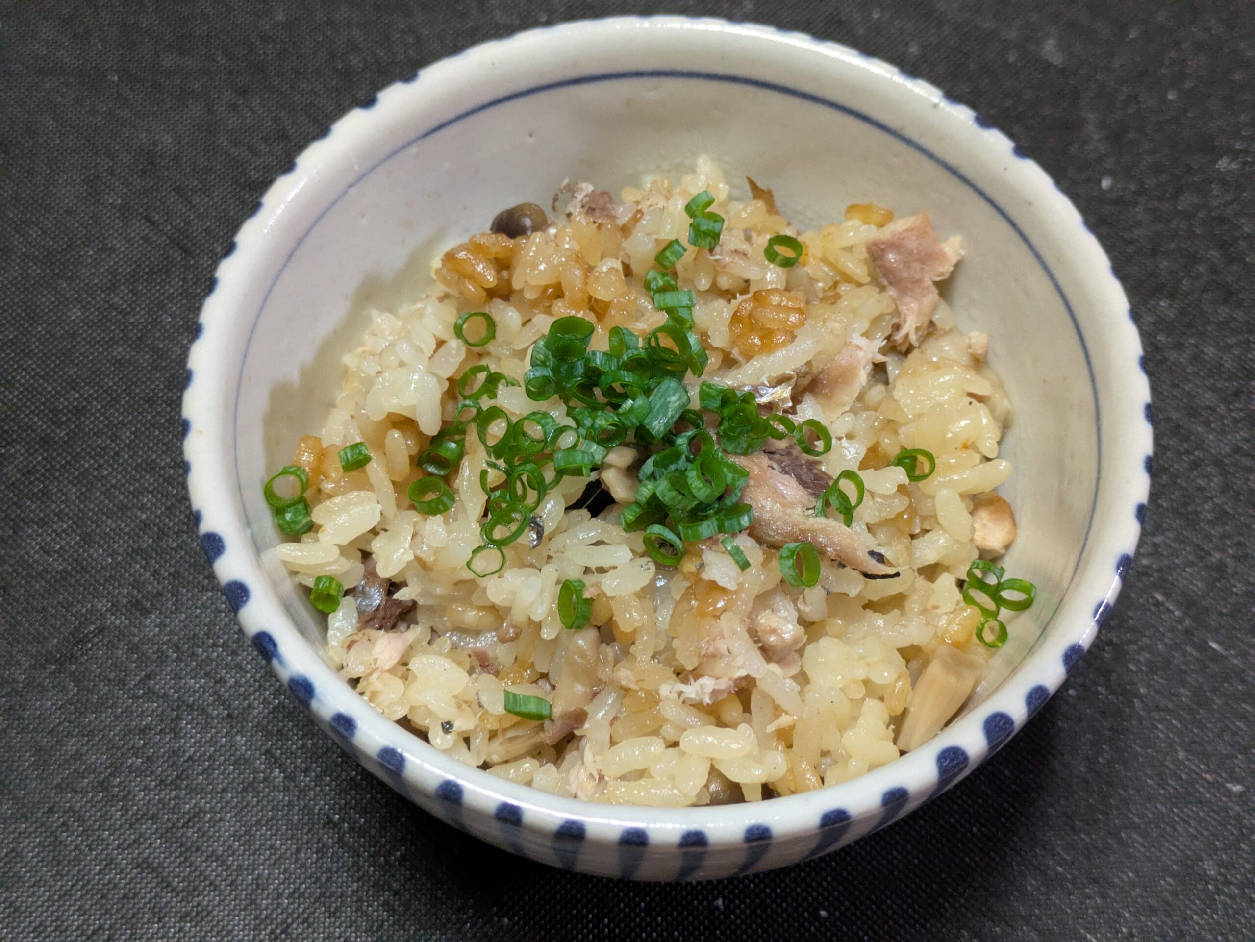 完成したサンマとしめじの炊き込みご飯