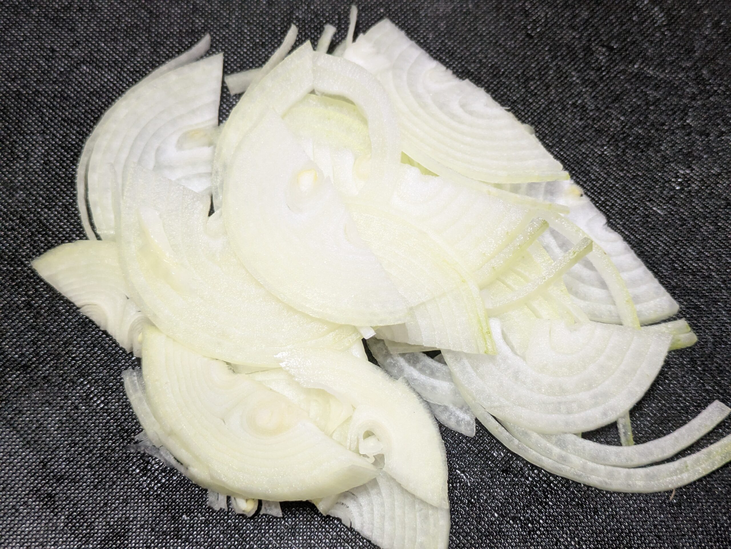 薄切りにした玉ねぎ